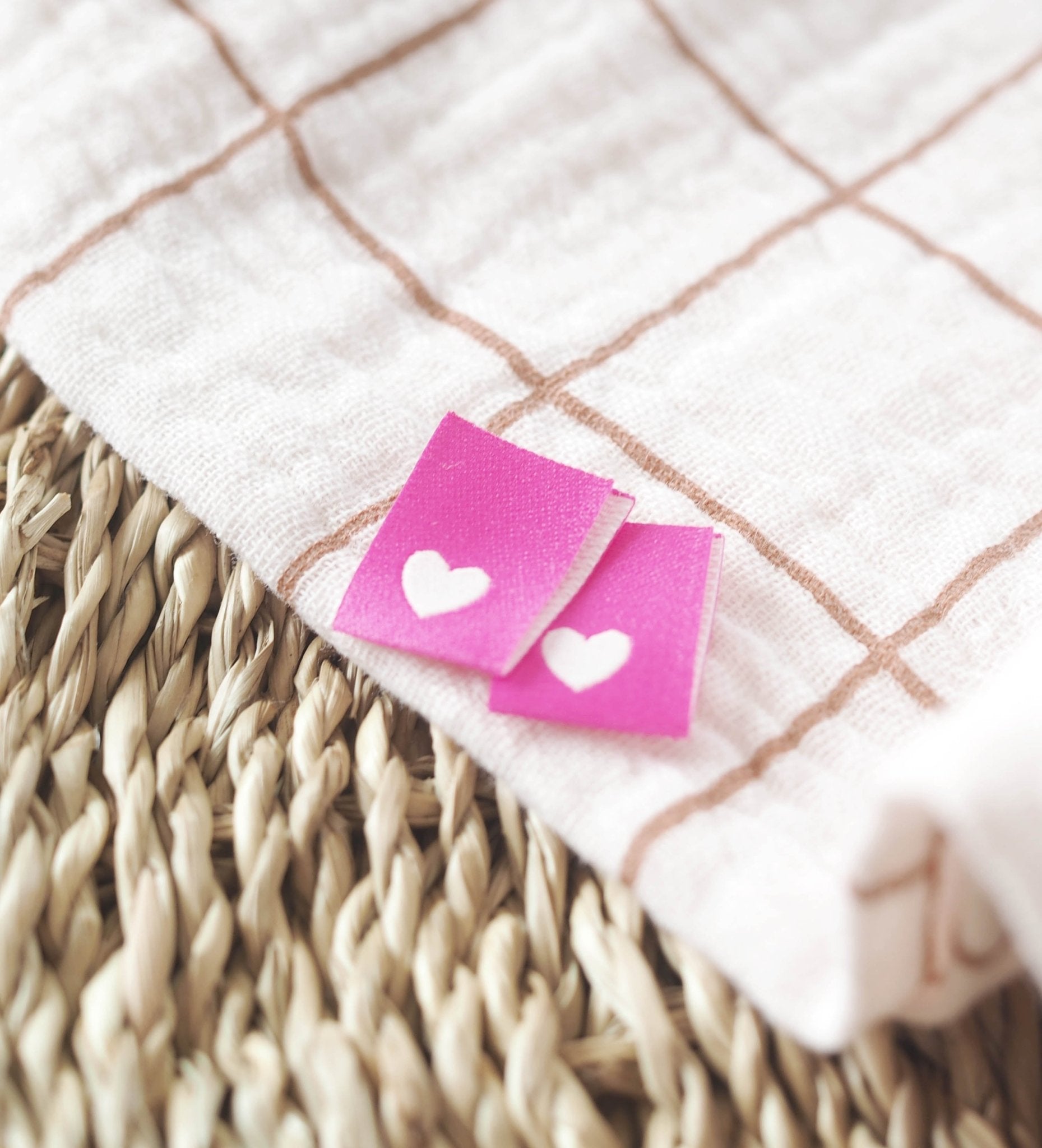 paul-clara-weblabels-mini-herz-weblabel-neonpink image 2