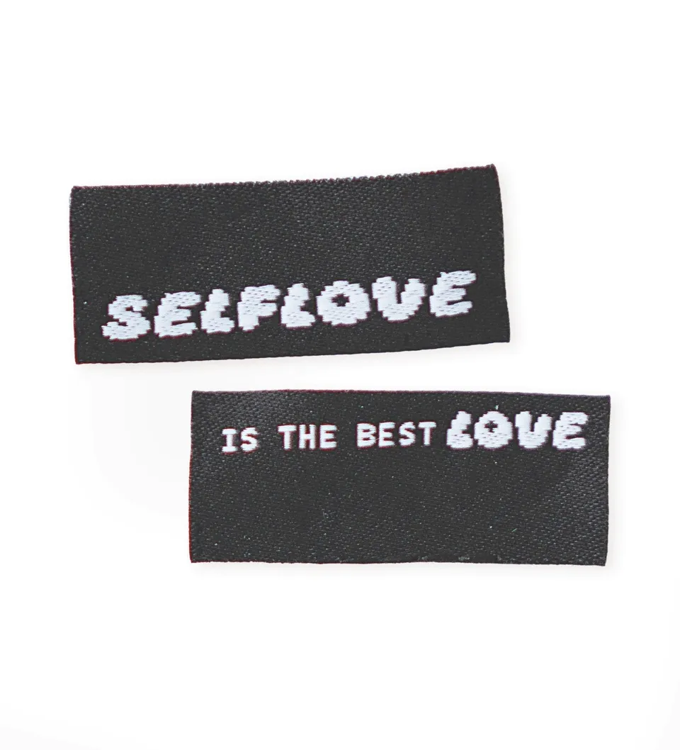 paul-clara-weblabels-selflove-klapp-label-schwarz image 1