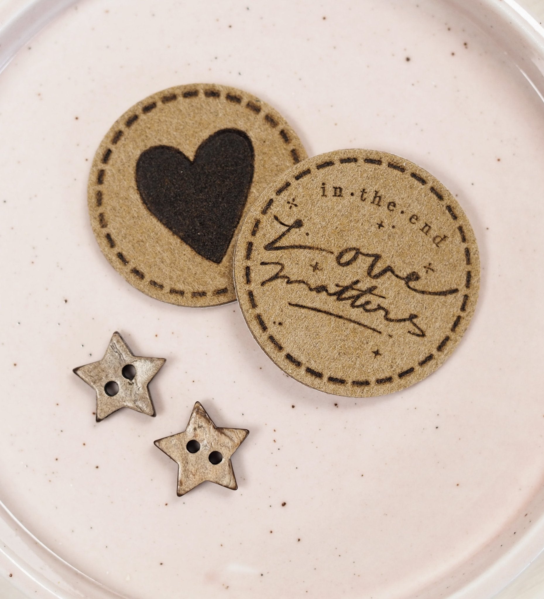 paul-clara-love-matters-kunstlederlabel-zum-aufb-geln-4x4-cm image 2