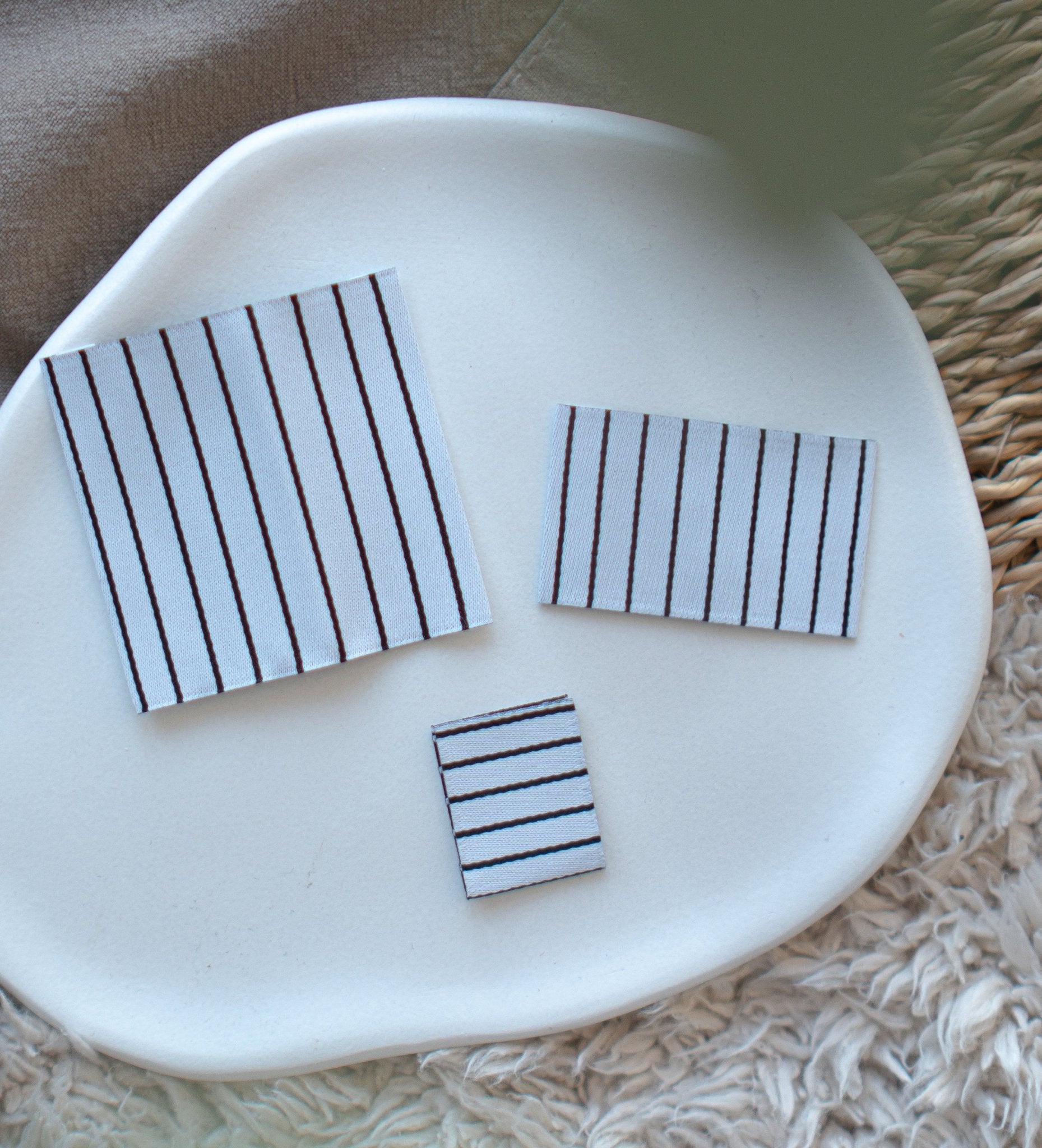 paul-clara-weblabels-stripes-klapp-label-schwarz-wei image 2