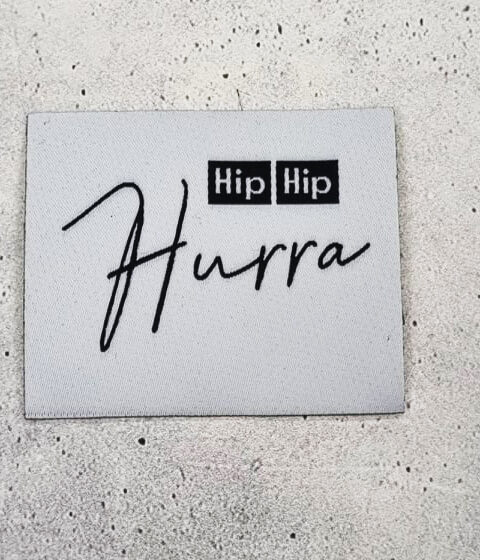 fadenk-fer-label-hip-hip-hurra-gewebt-6x5-cm image 4