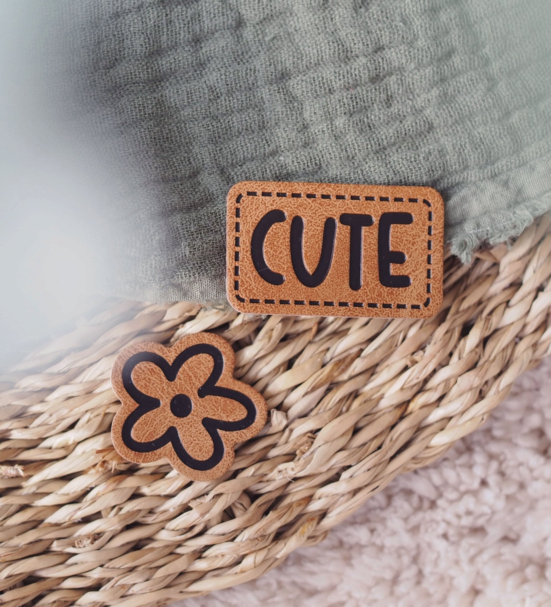 paul-clara-mini-blume-kunstlederlabel-zum-aufb-geln-2-5-cm image 2