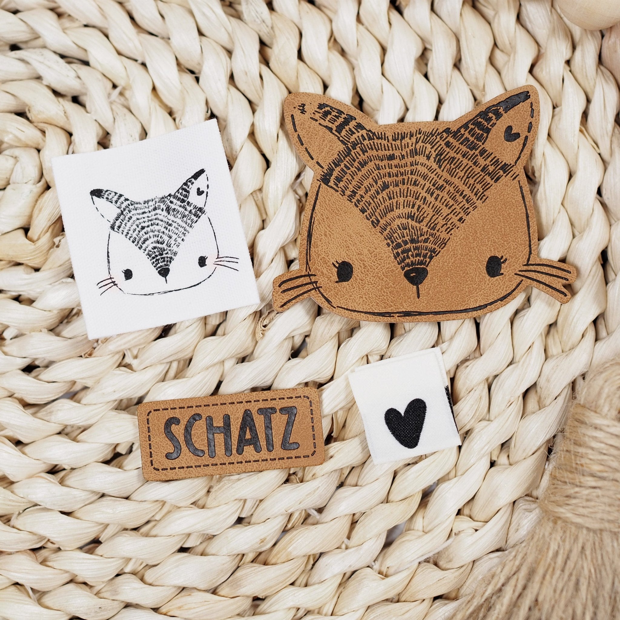 paul-clara-kunstleder-labels-boho-fuchs-label-zum-aufb-geln image 2
