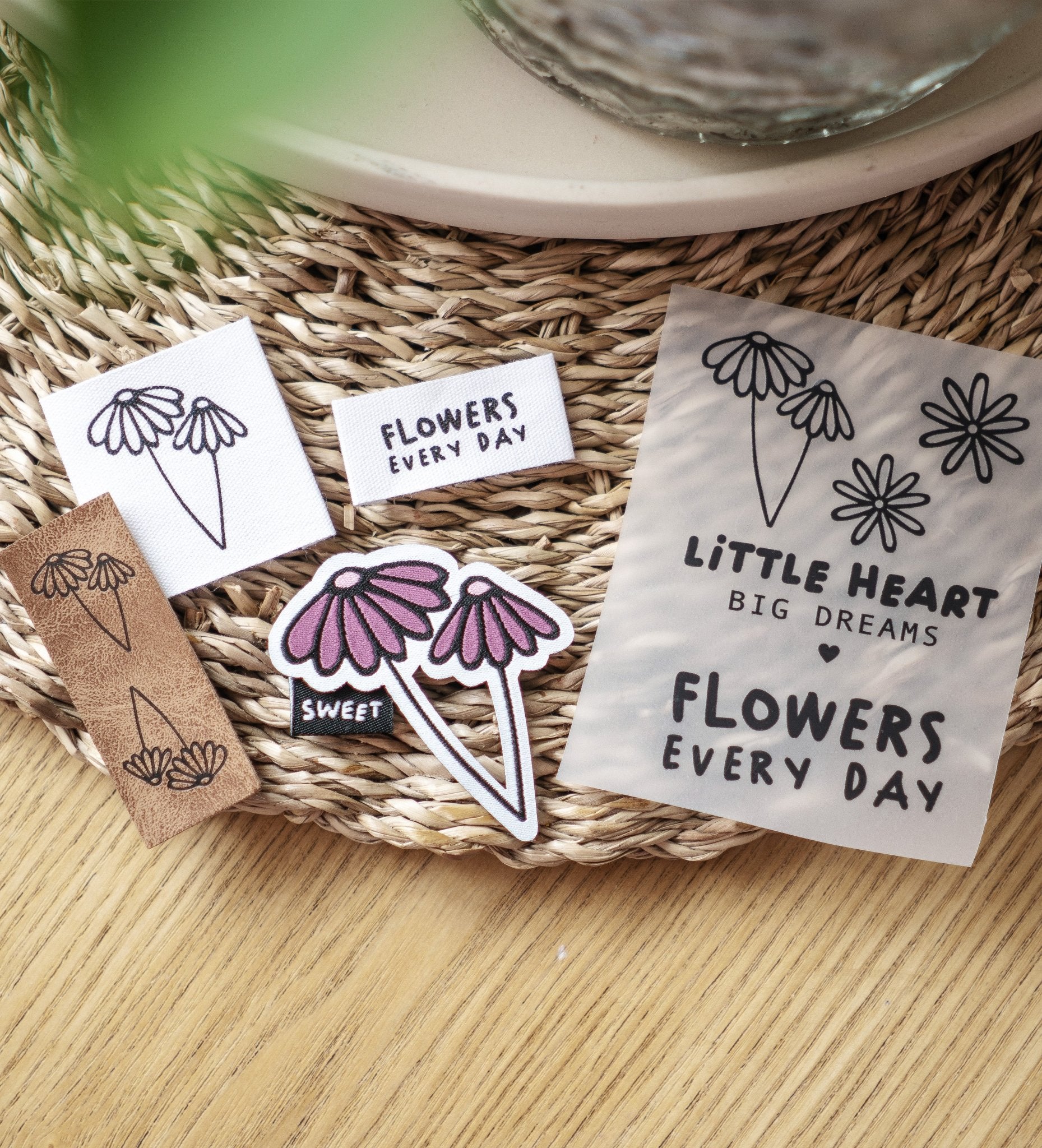 paul-clara-kunstleder-labels-blumen-klapplabel-2x5cm image 2