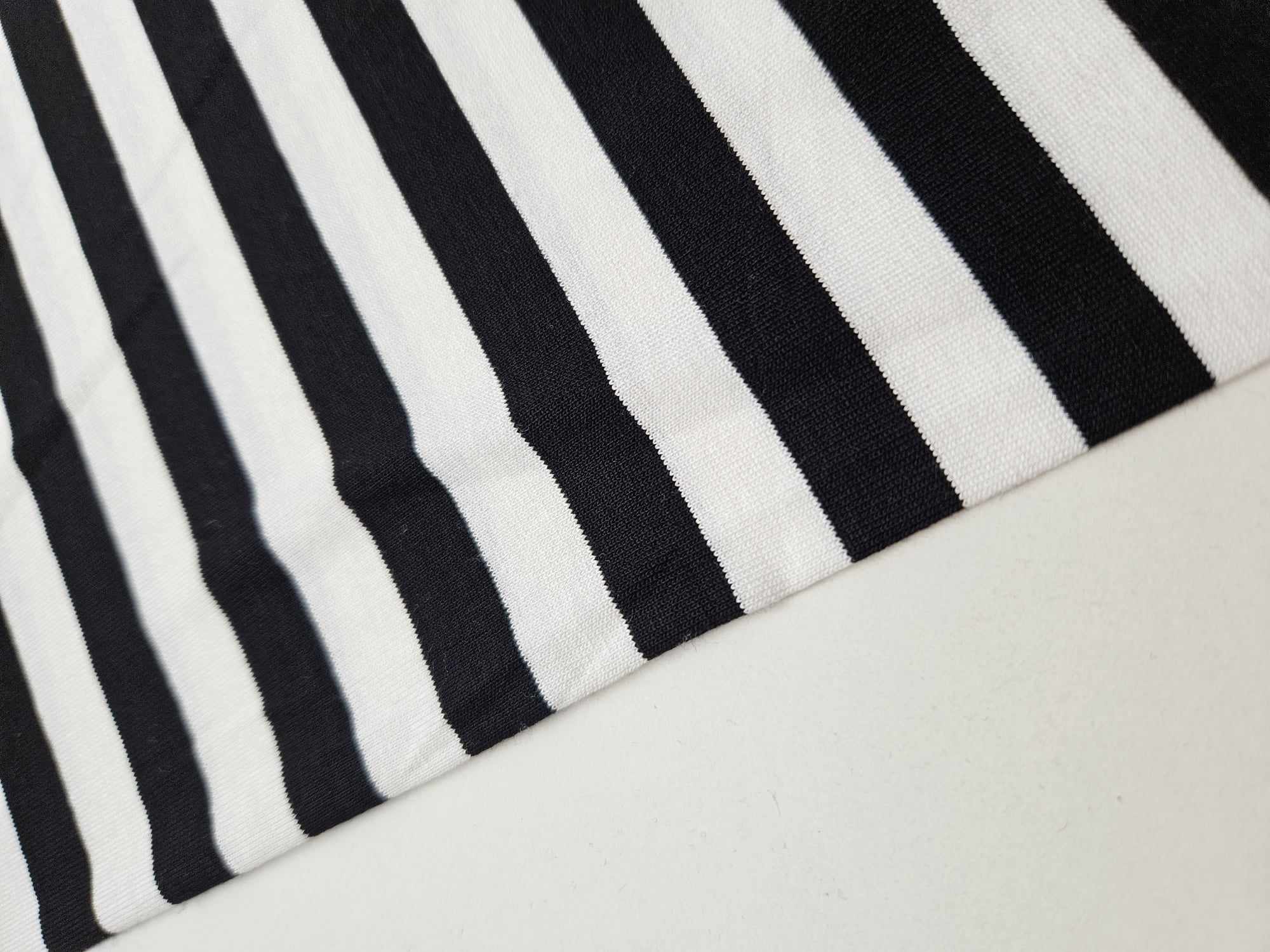 fadenk-fer-stoffe-viskosejersey-streifen-wei-schwarz-0-5m image 1