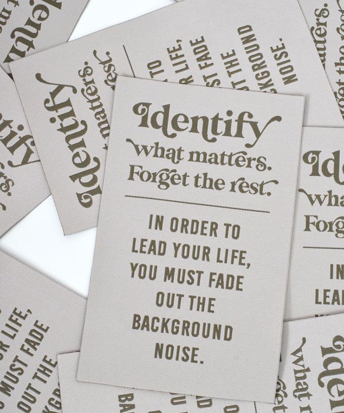 lenipepunkt-xl-patch-identify-what-matters-creme-oliv-10x15cm image 1