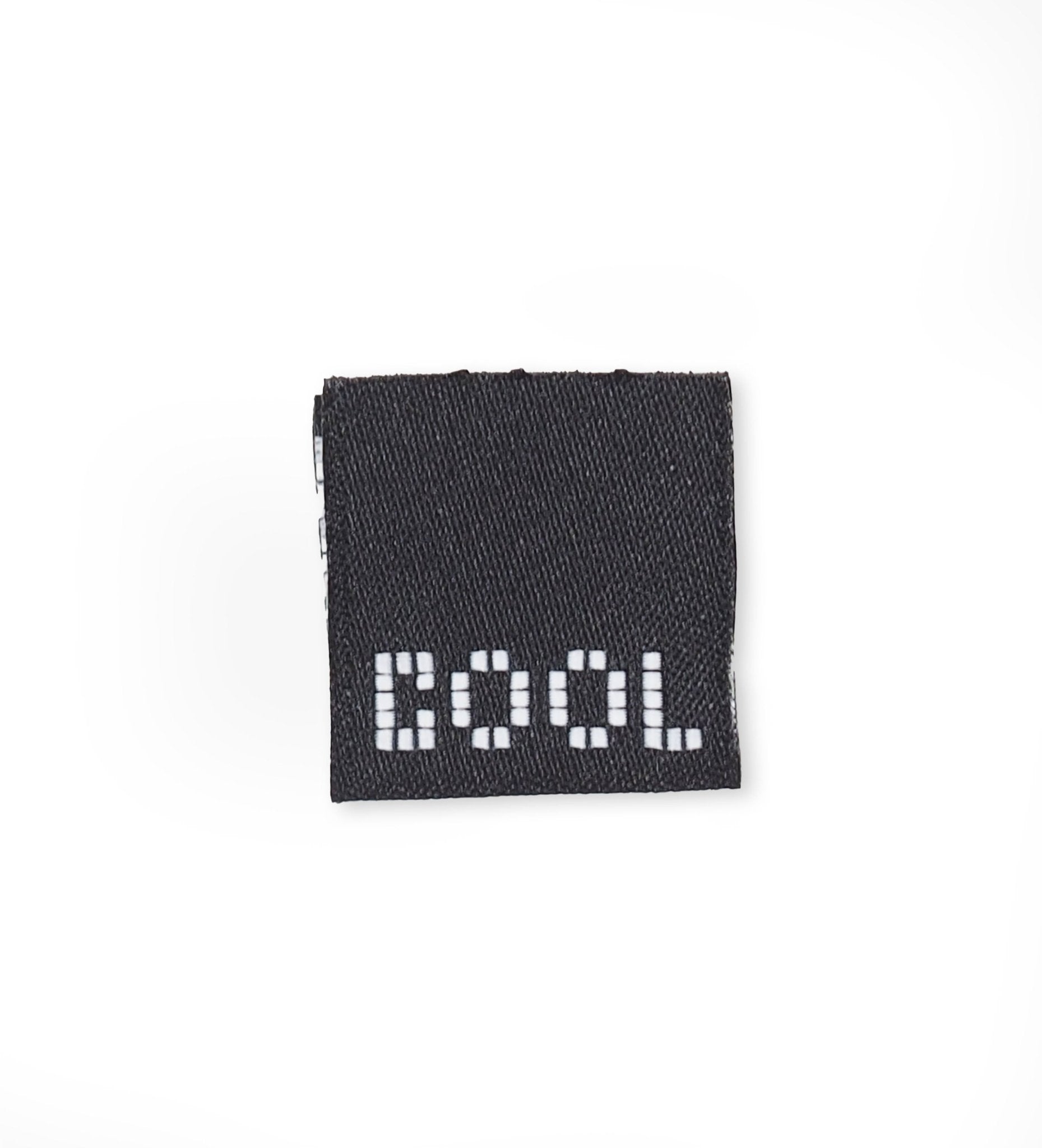 paul-clara-cool-schwarz-klapp-weblabel-textiletikett image 1