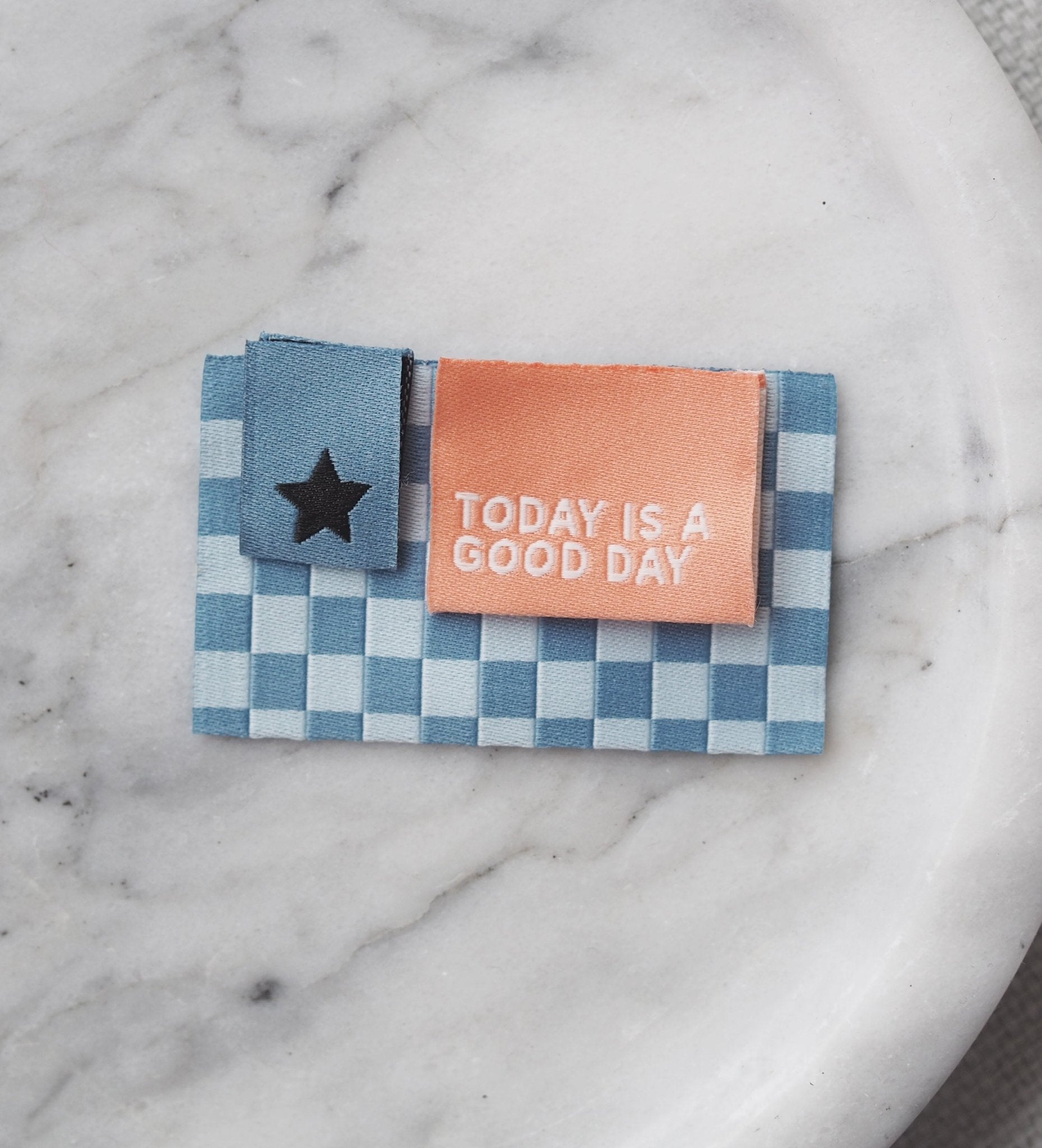 paul-clara-weblabel-today-is-a-good-day-klapplabel-orange image 2