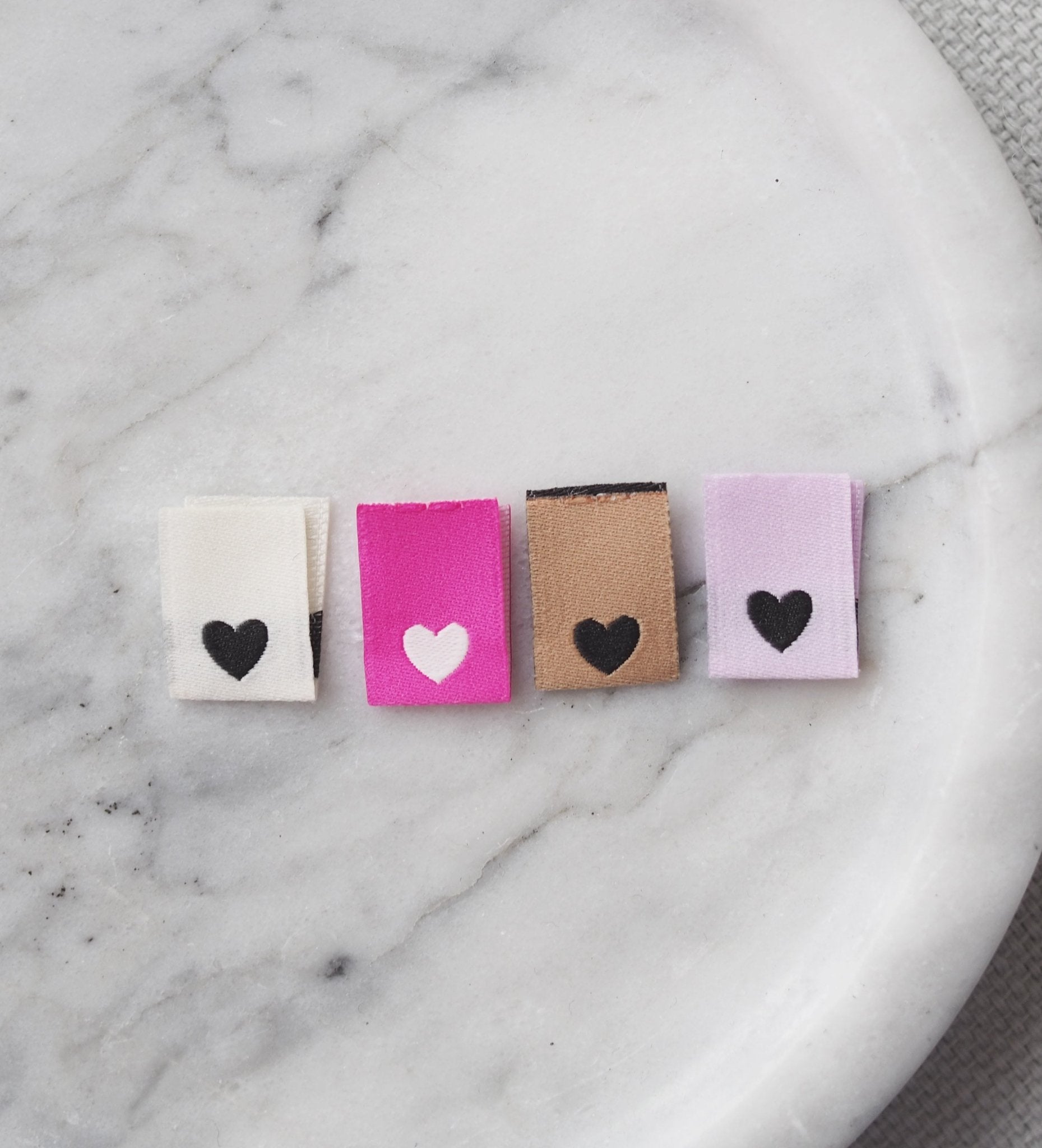 paul-clara-weblabels-mini-herz-weblabel-flieder-einn-hen image 2
