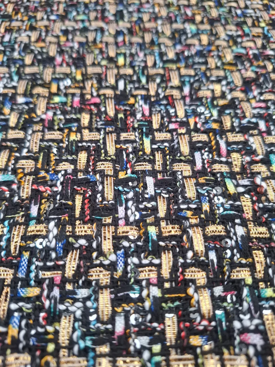 fadenk-fer-stoffe-boucle-schwarz-bunt-1-meter-jackenstoff image 1