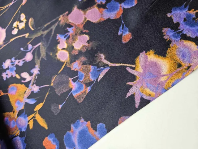 fadenk-fer-stoffe-viskose-schwarz-blumen-lila-0-5-m image 1