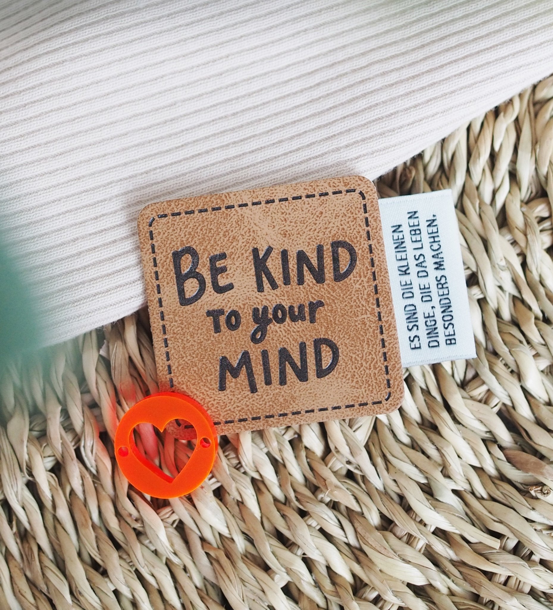 paul-clara-kunstleder-labels-be-kind-to-your-mind-label-3-5-cm-typo image 2