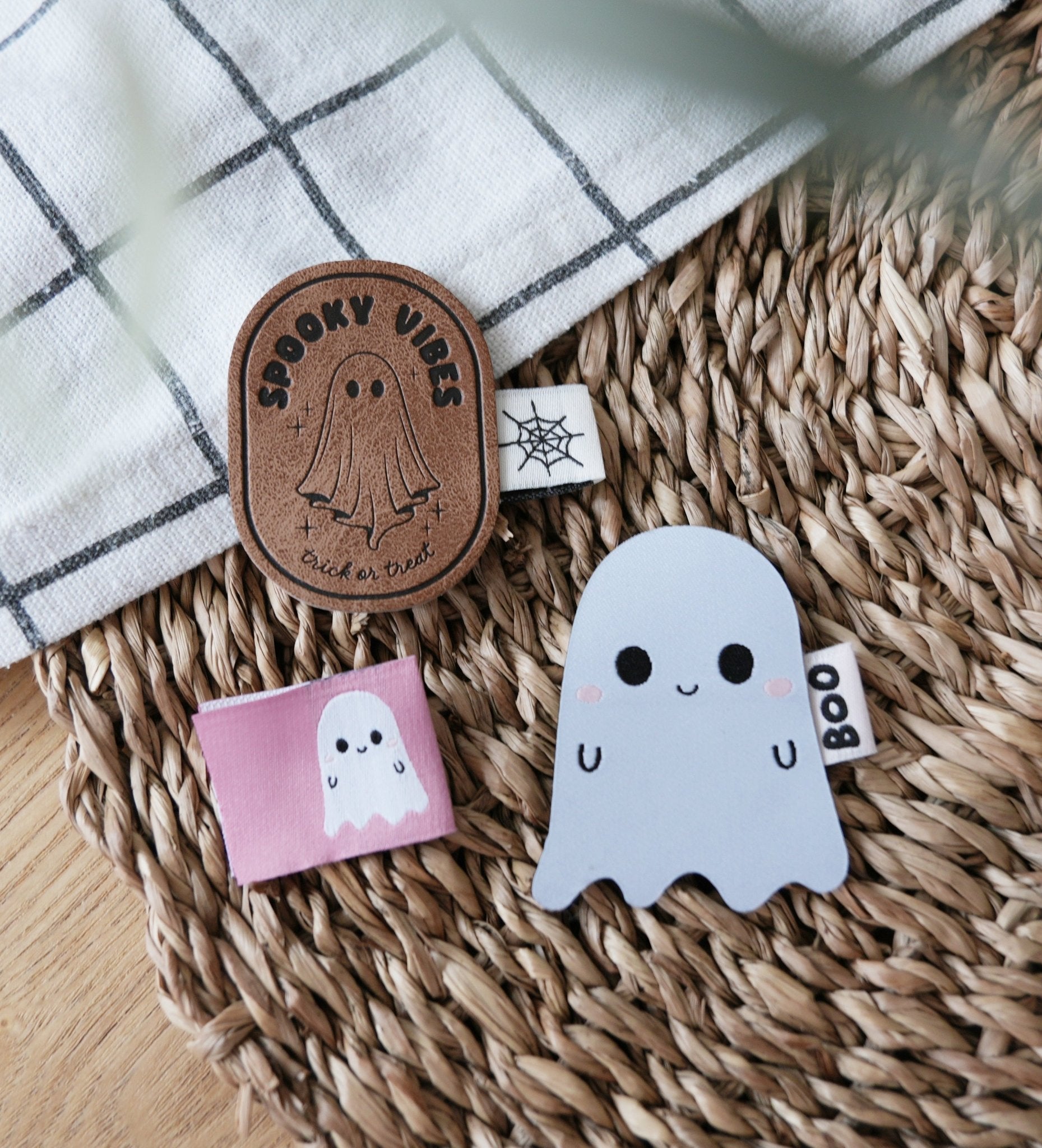paul-clara-spooky-vibes-kunstlederlabel-zum-aufb-geln image 2