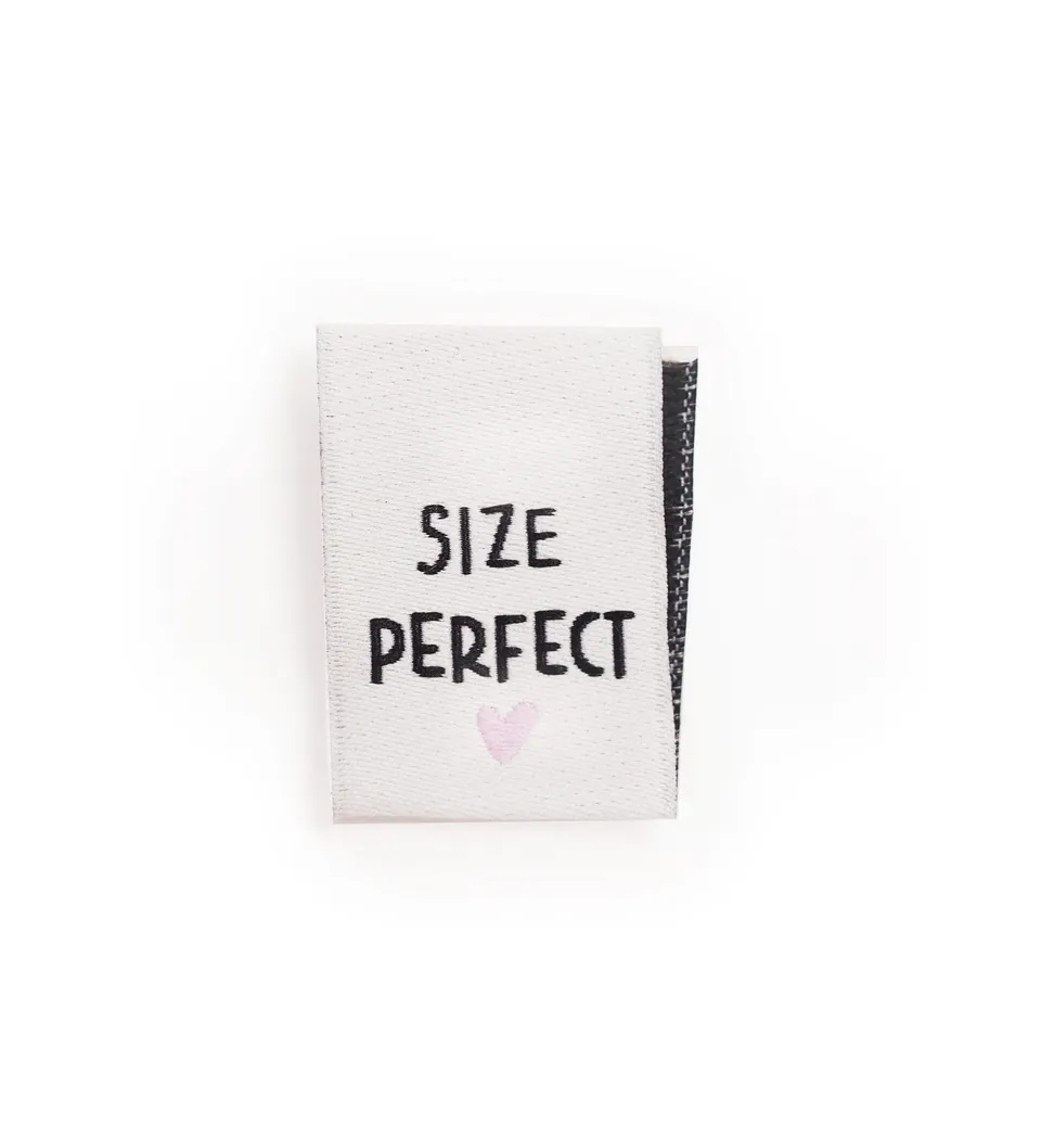 paul-clara-weblabels-size-perfect-klapp-weblabel-wei-einn-hetikett image 1