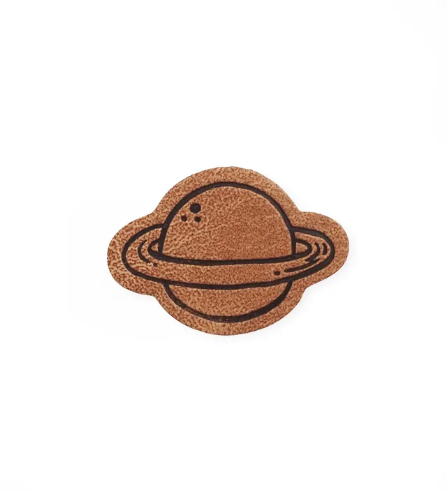 paul-clara-mini-saturn-kunstlederlabel-zum-aufb-geln-2-5-cm image 1