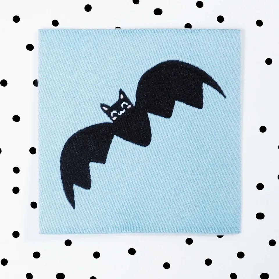 paul-clara-weblabels-fledermaus-auf-blau-weblabel-4x4 image 1