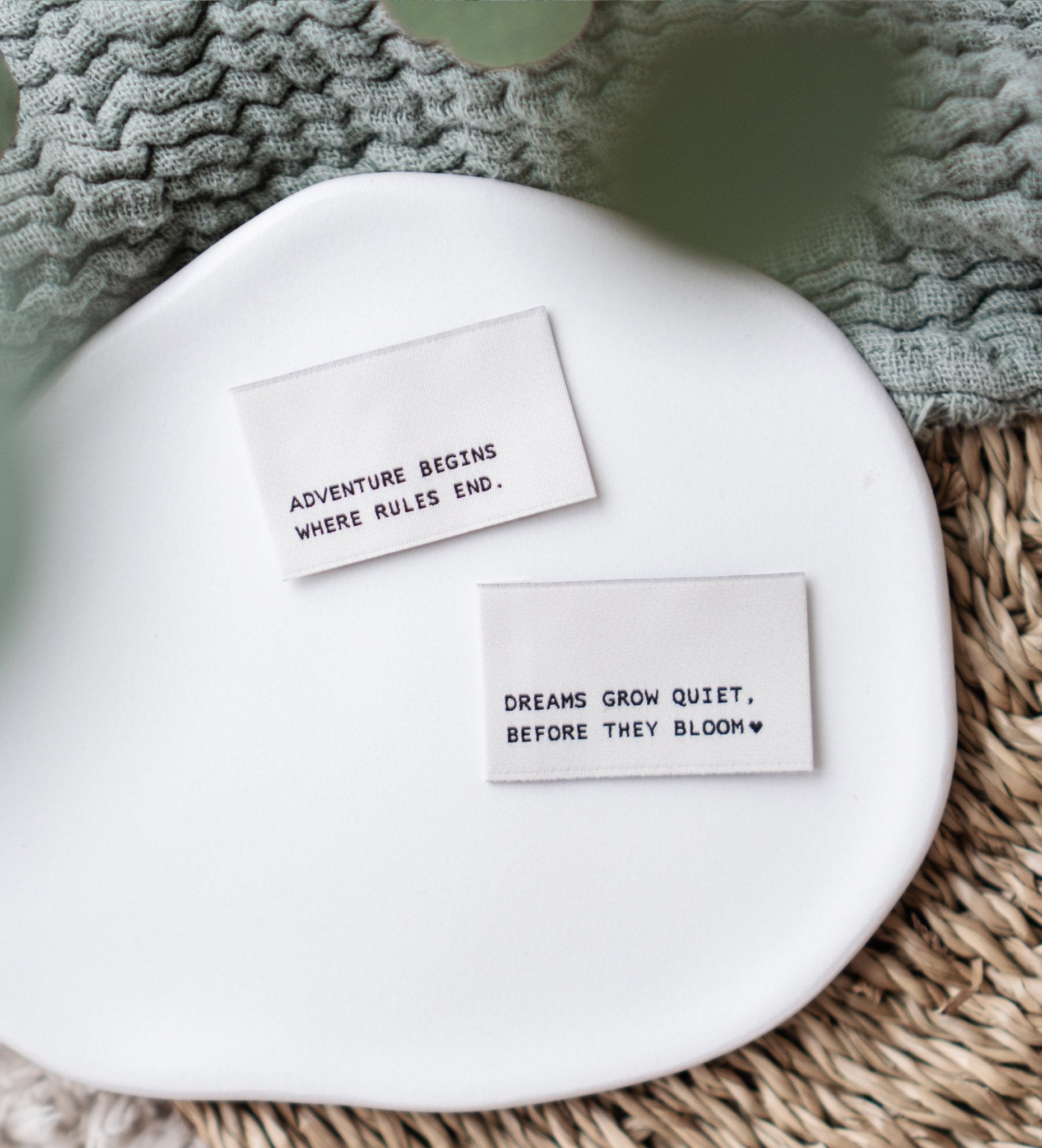 paul-clara-weblabels-adventure-begins-label-4x2-5cm image 2