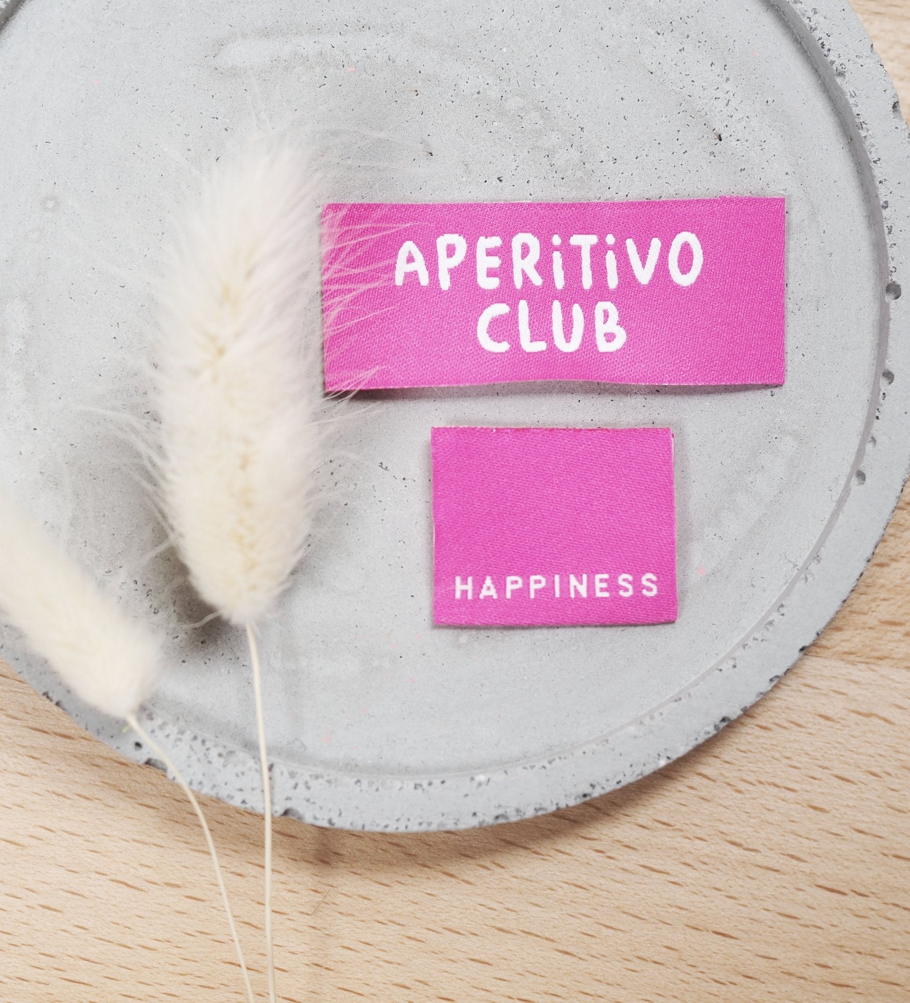 paul-clara-weblabels-happiness-weblabel-neonpink-typo image 2