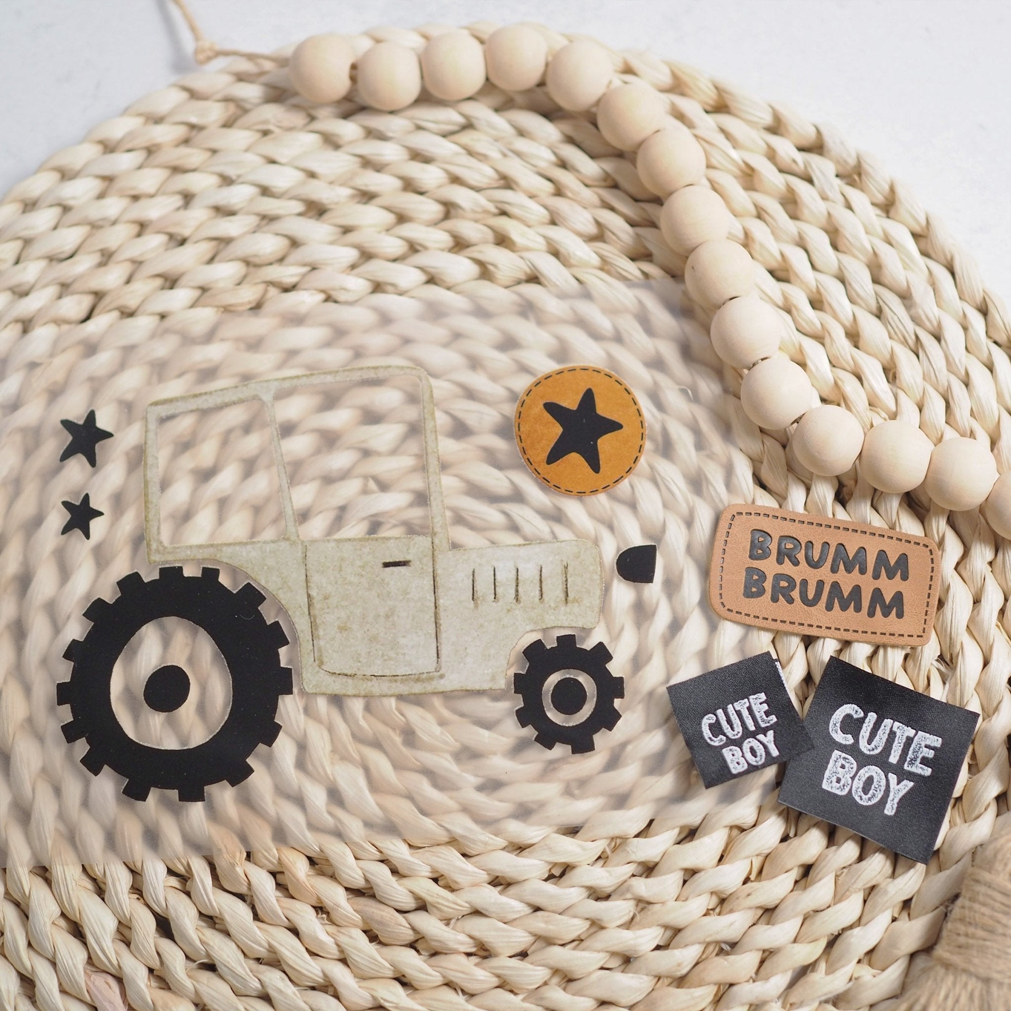 paul-clara-kunstleder-labels-brumm-brumm-b-geletikett-2-5x5cm image 2