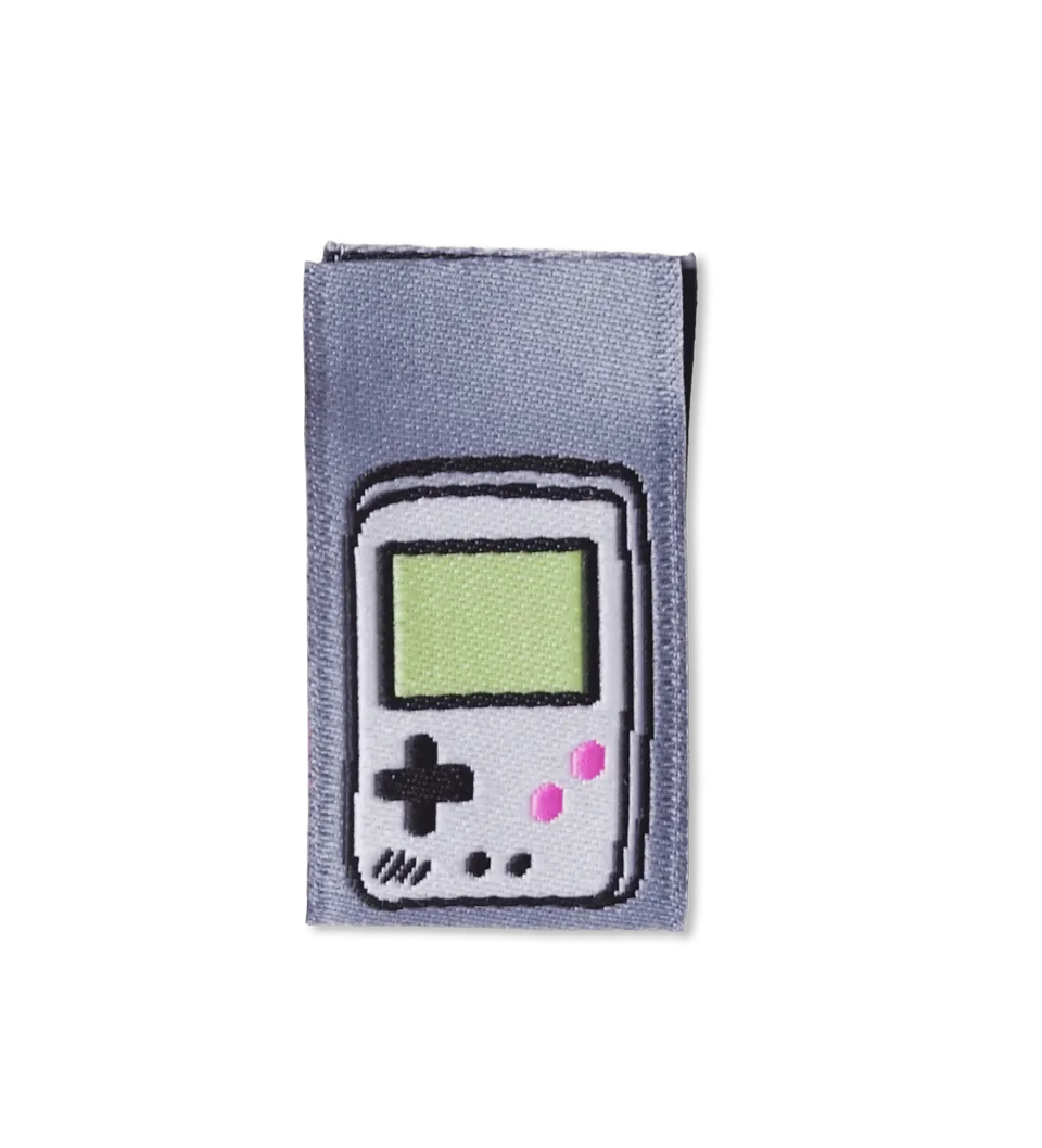 paul-clara-weblabels-spielkonsole-klapp-label-einn-hen image 1