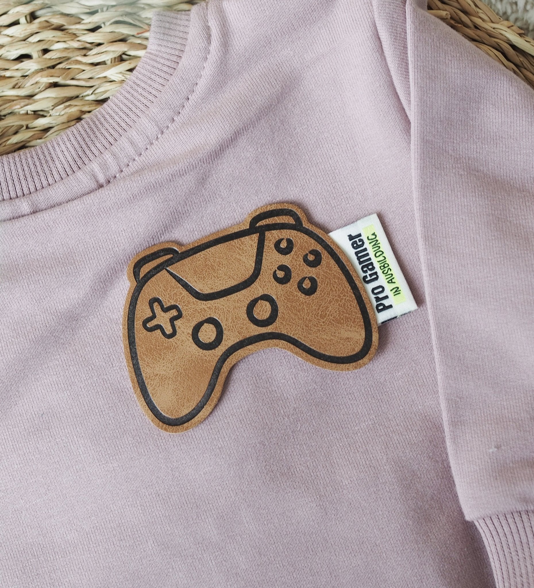 paul-clara-weblabels-klapp-weblabel-pro-gamer-in-ausbildung image 2
