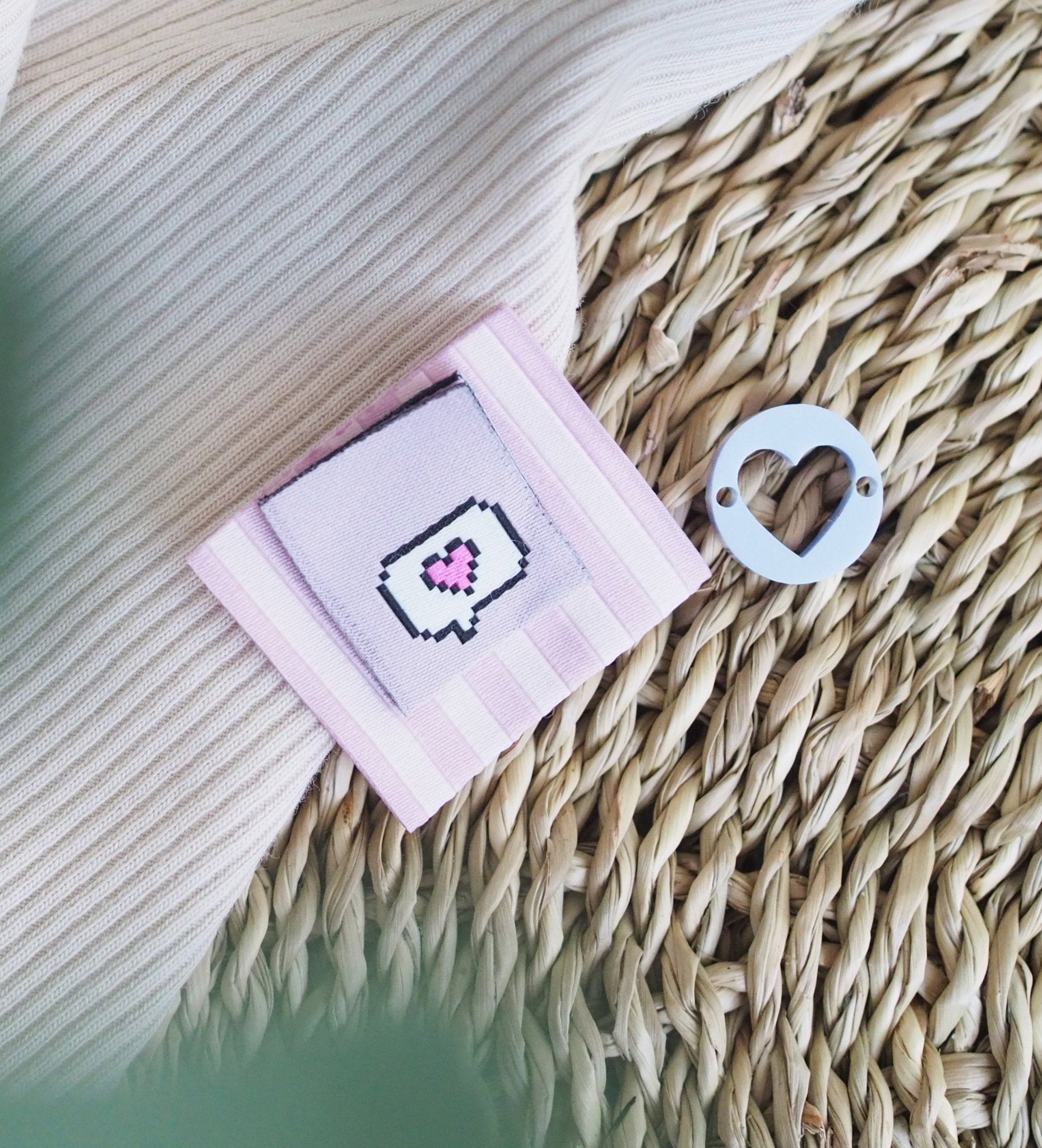 paul-clara-weblabels-sprechblase-love-klapp-label-kotex image 2