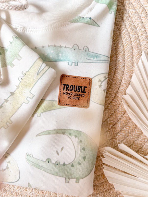 paul-clara-kunstleder-labels-trouble-never-looked-b-gel-label image 4