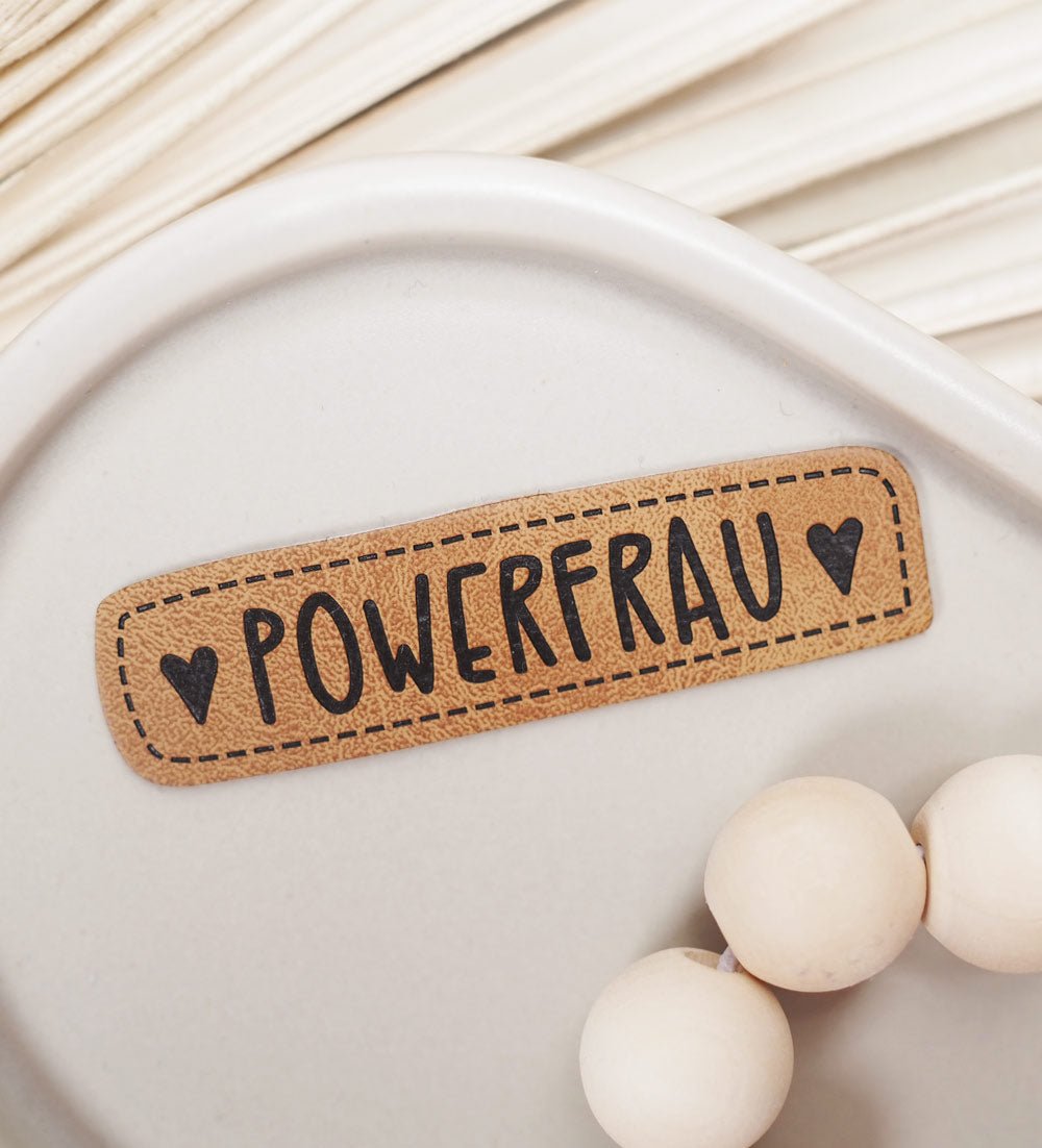 paul-clara-kunstleder-labels-powerfrau-kunstlederlabel-iron-on-1-5x6-cm image 2