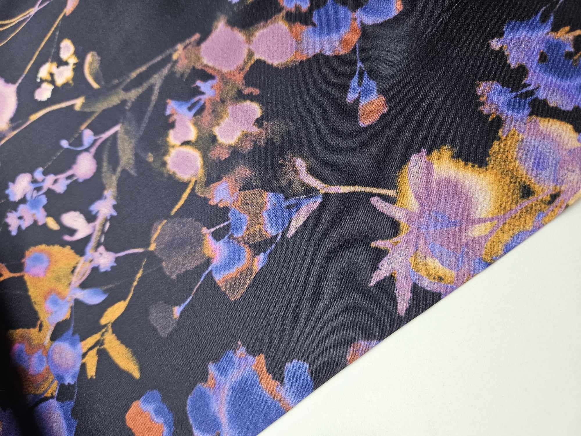 fadenk-fer-stoffe-viskose-schwarz-blumen-lila-0-5-m image 1