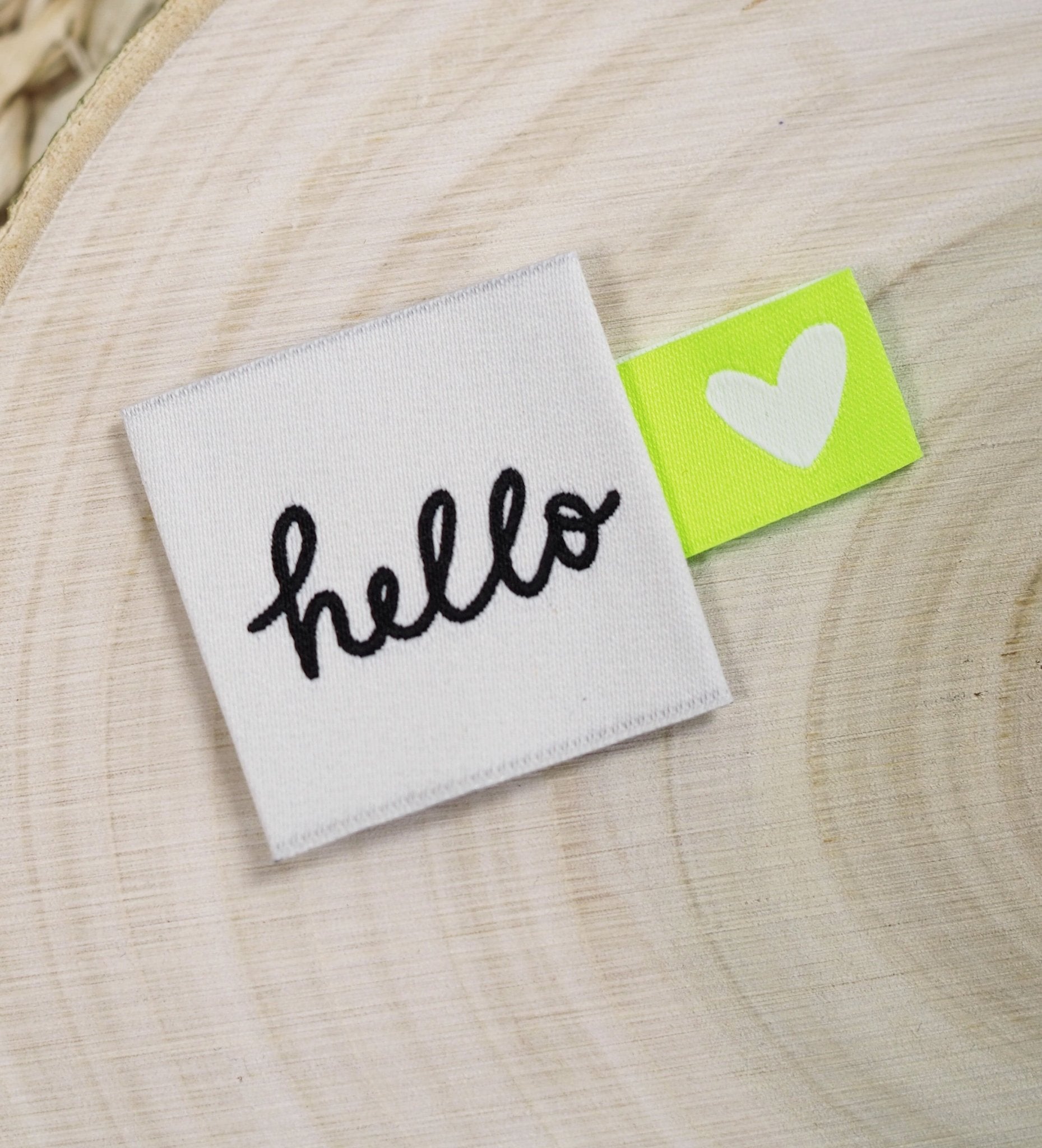 paul-clara-weblabels-herz-neon-gelb-klapp-weblabel image 2