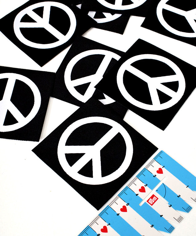 lenipepunkt-xl-patch-peace-schwarz-wei-aufn-her-7x7cm image 6
