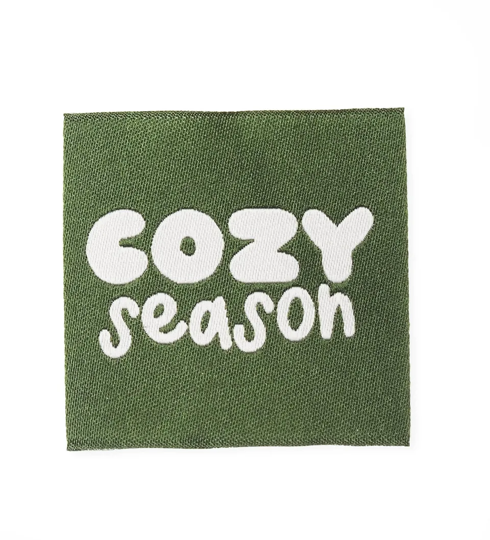 paul-clara-weblabel-cozy-season-3-8-cm-n-hetikett image 1
