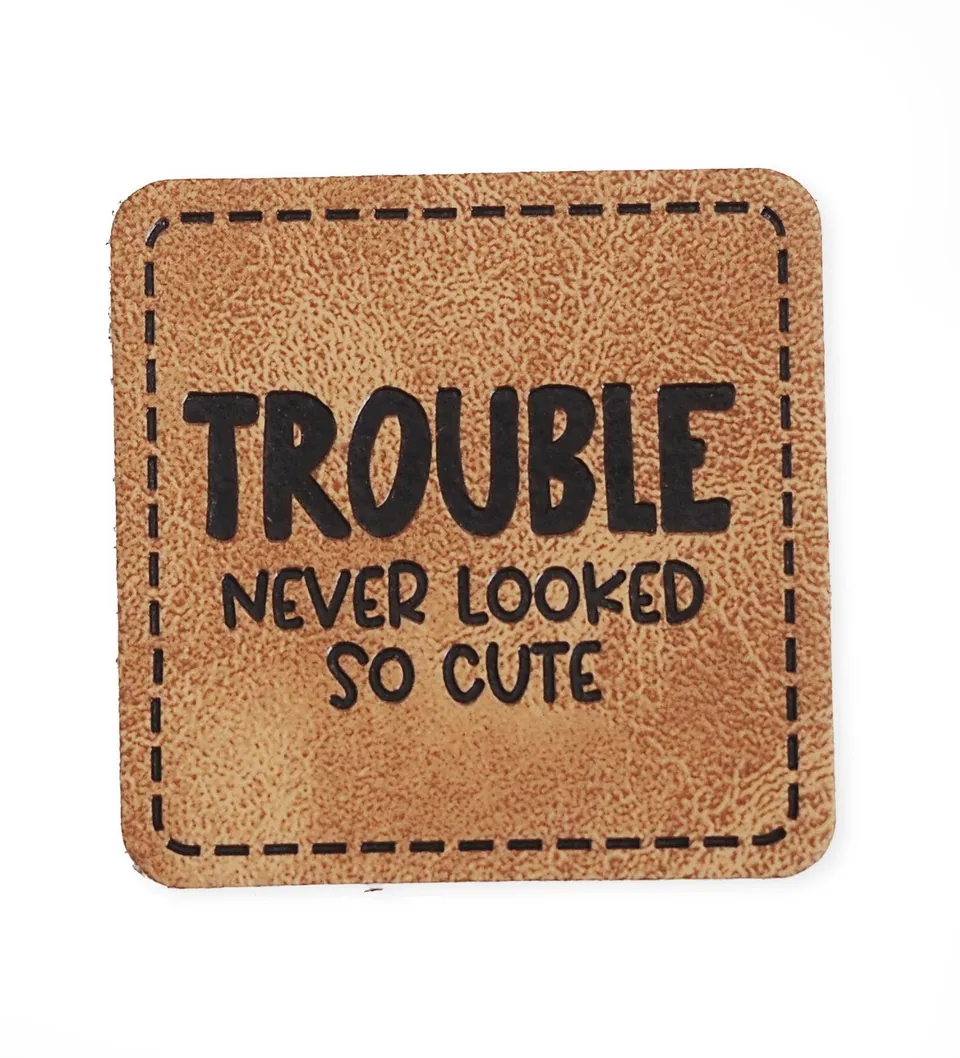 paul-clara-kunstleder-labels-trouble-never-looked-b-gel-label image 1