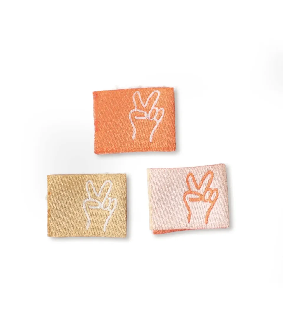 paul-clara-weblabels-klapp-weblabel-peace-hand-orange-senf-3er-set image 1