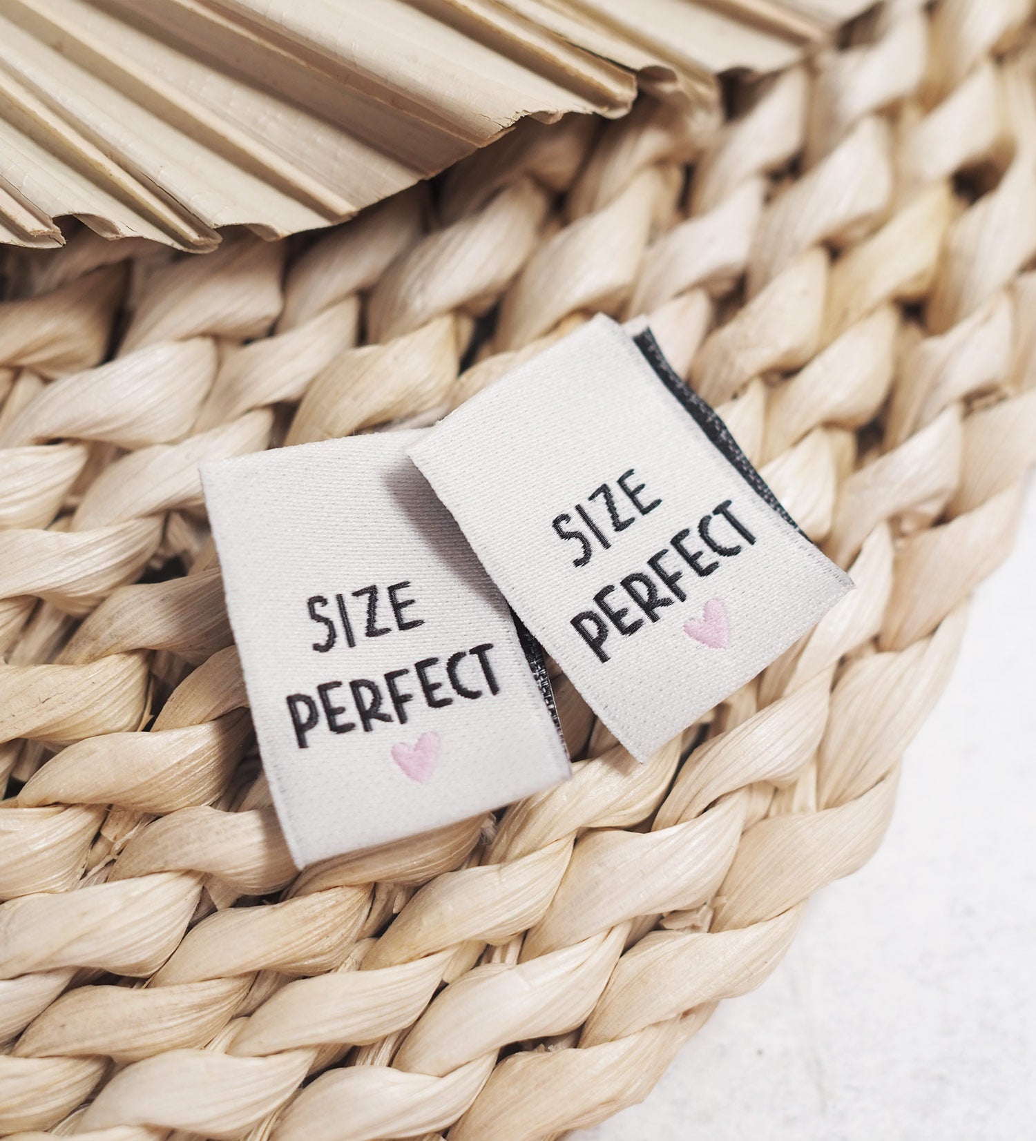 paul-clara-weblabels-size-perfect-klapp-weblabel-wei-einn-hetikett image 2