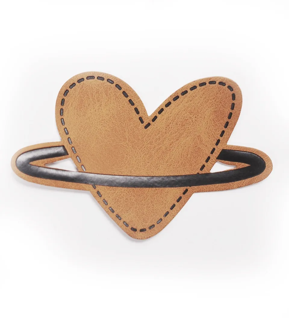 paul-clara-herzplanet-kunstlederlabel-iron-on-8x5-4-cm image 1