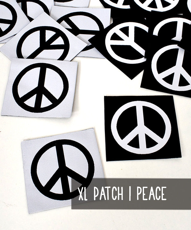 lenipepunkt-xl-patch-peace-schwarz-wei-aufn-her-7x7cm image 1