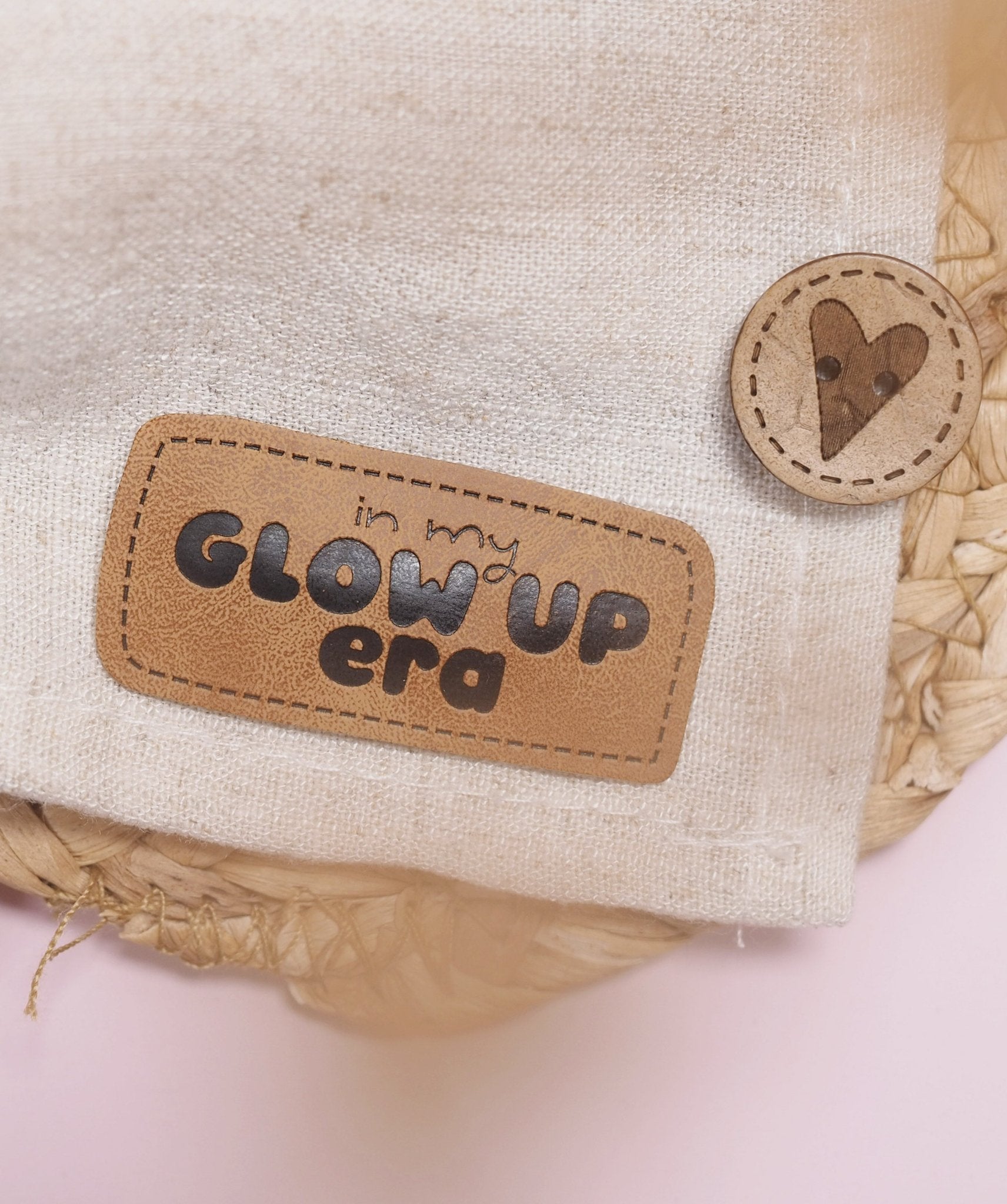 paul-clara-glow-up-era-kunstlederlabel-zum-aufb-geln-2-5x5-cm image 2