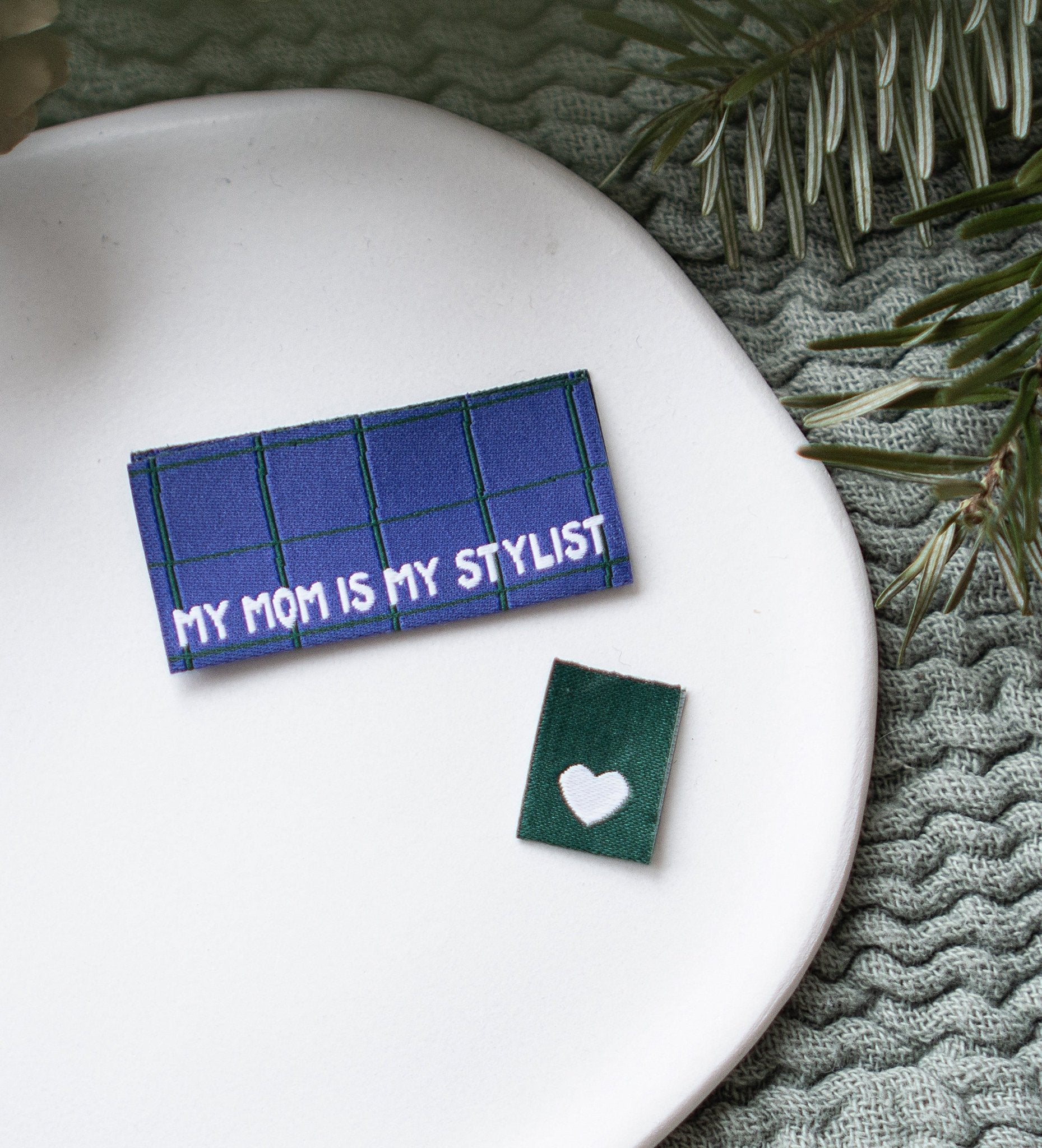 paul-clara-weblabels-my-mom-is-my-stylist-klapp-label-2er-set image 2