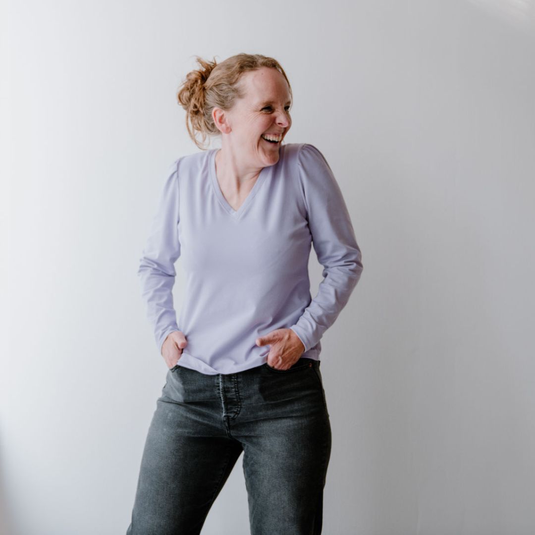 sew-simple-vivi-t-shirt-papierschnittmuster-mit-v-ausschnitt image 1