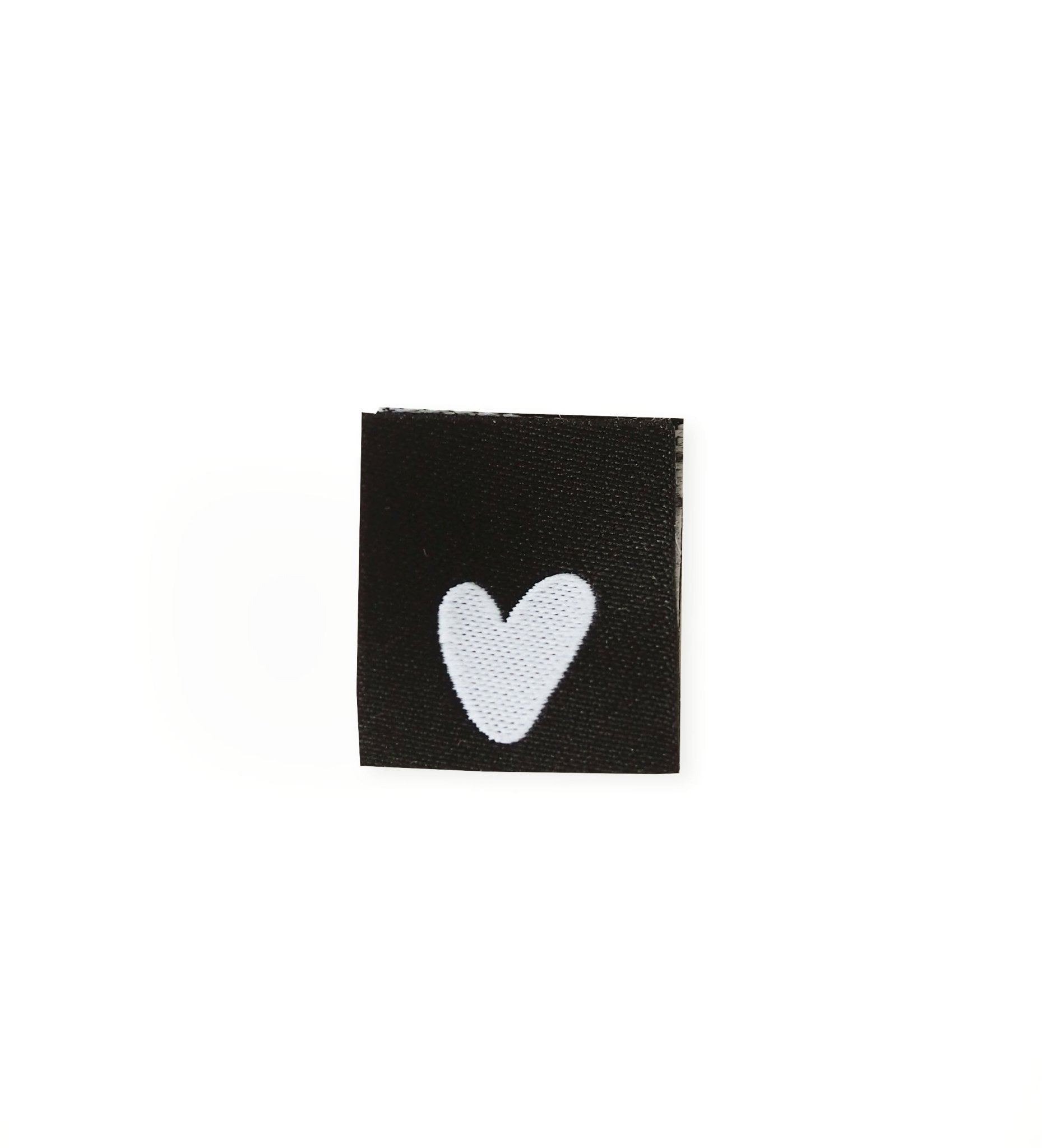 paul-clara-weblabels-klapp-weblabel-herz-schwarz-einn-hetikett image 1
