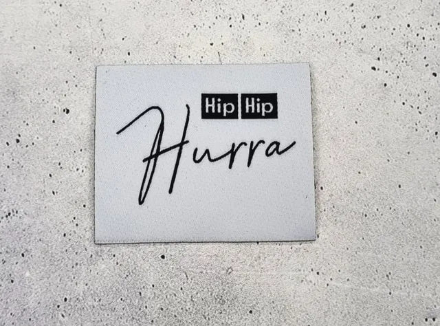 fadenk-fer-label-hip-hip-hurra-gewebt-6x5-cm image 1