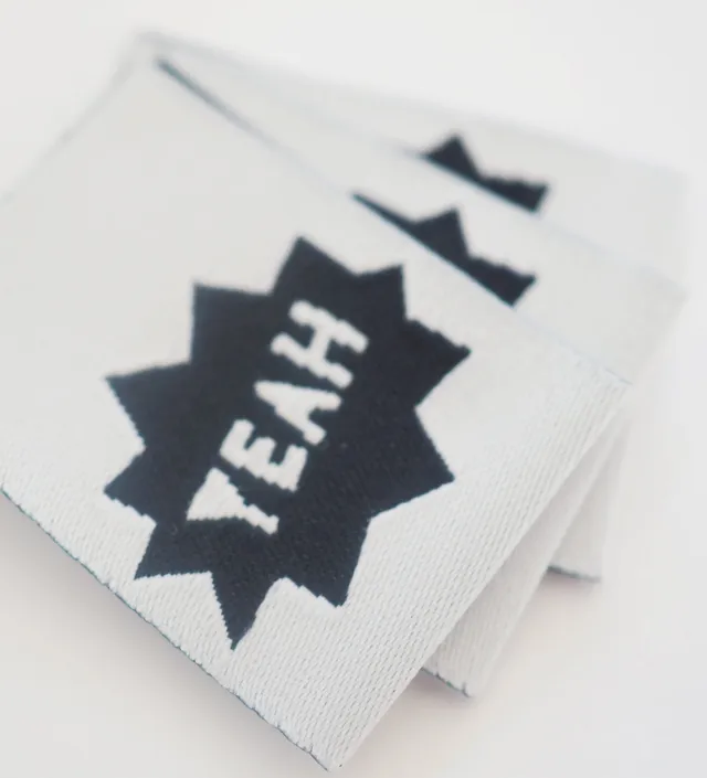 paul-clara-weblabels-yeah-einn-hlabel-3-3x2-5-cm image 1