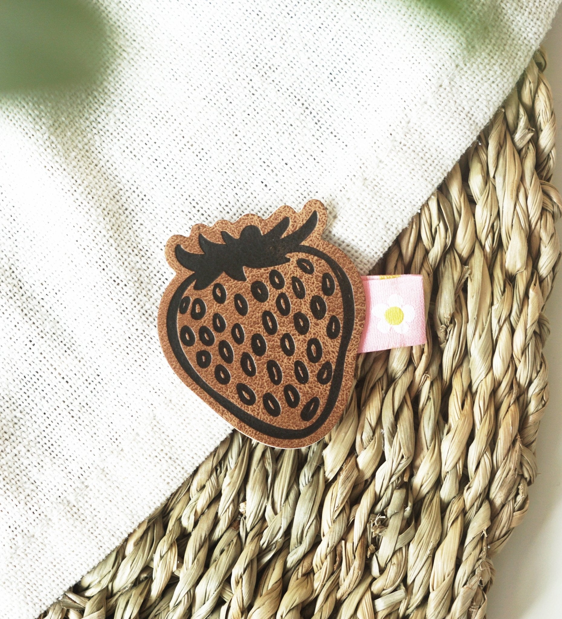 paul-clara-kunstleder-labels-erdbeere-label-iron-on-3-5x4-cm image 2