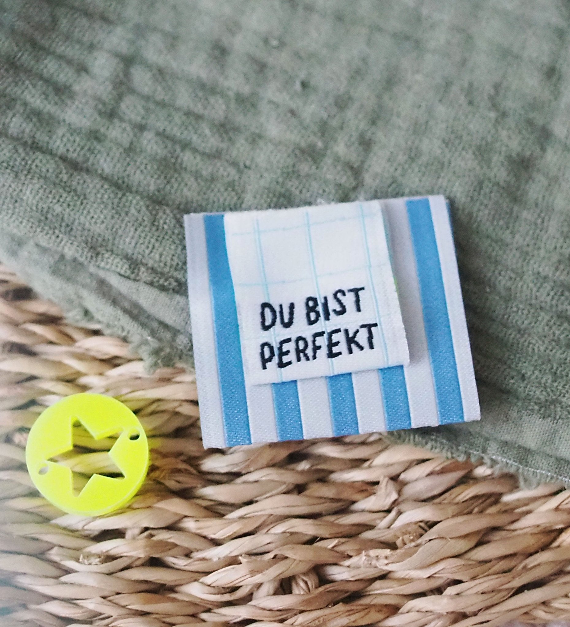 paul-clara-weblabels-du-bist-perfekt-blau-neongelb-label image 3