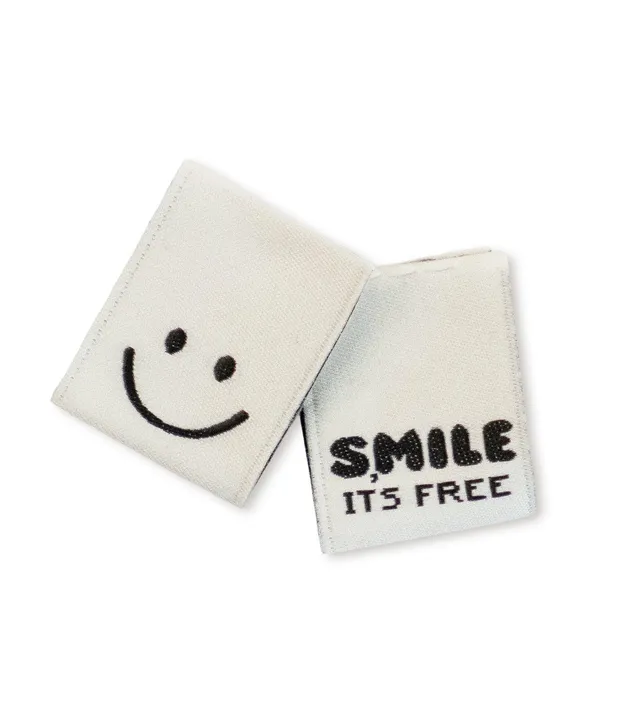 paul-clara-weblabels-smile-it-s-free-klapp-label-b-ware image 1
