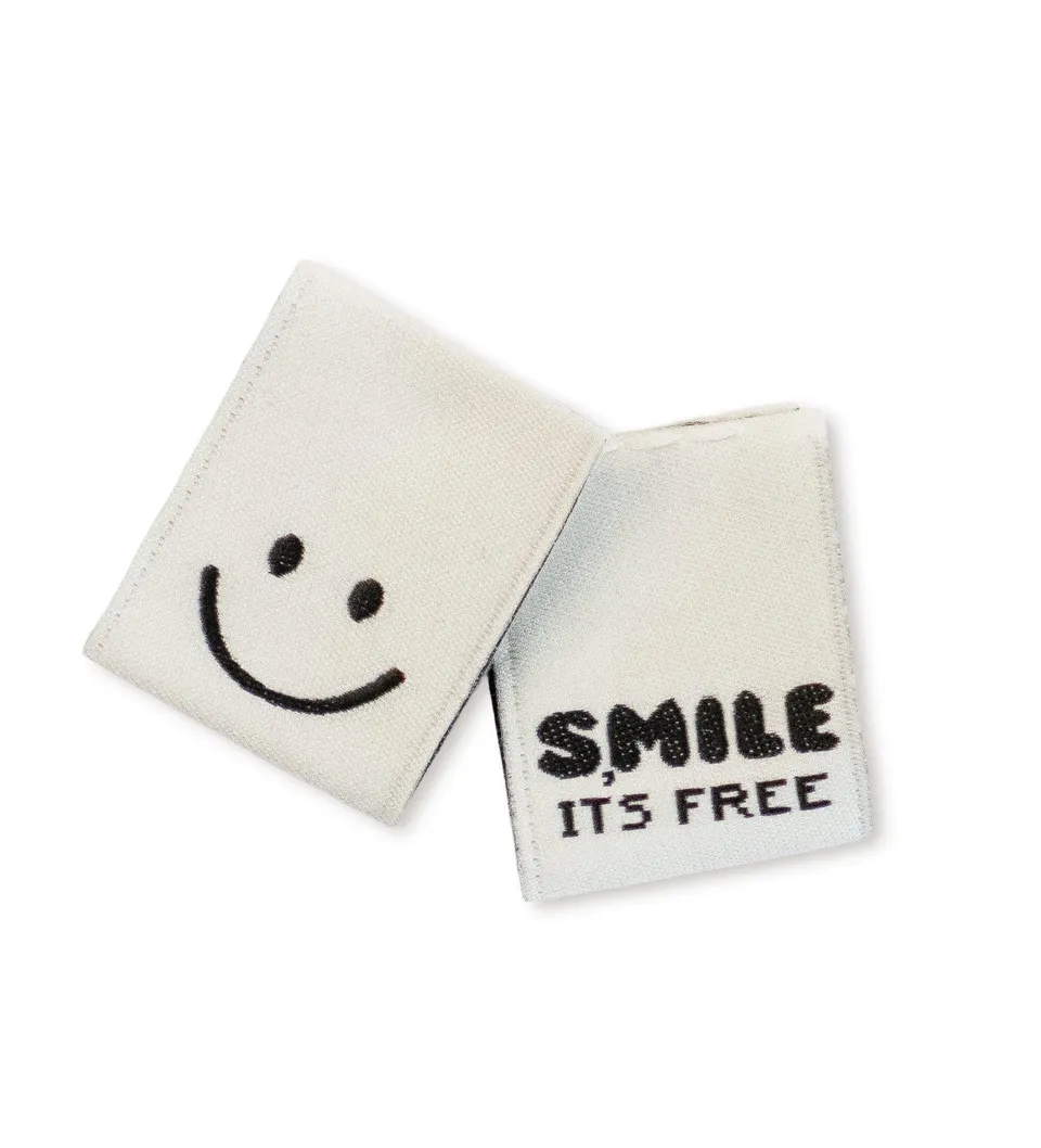 paul-clara-weblabels-smile-it-s-free-klapp-label-b-ware image 1