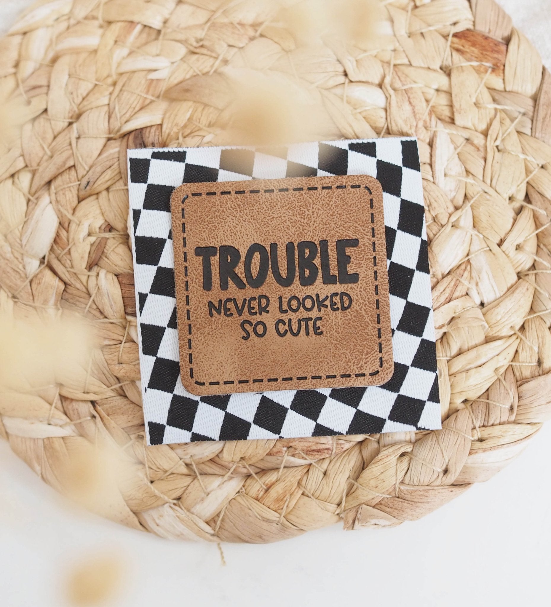paul-clara-kunstleder-labels-trouble-never-looked-b-gel-label image 3