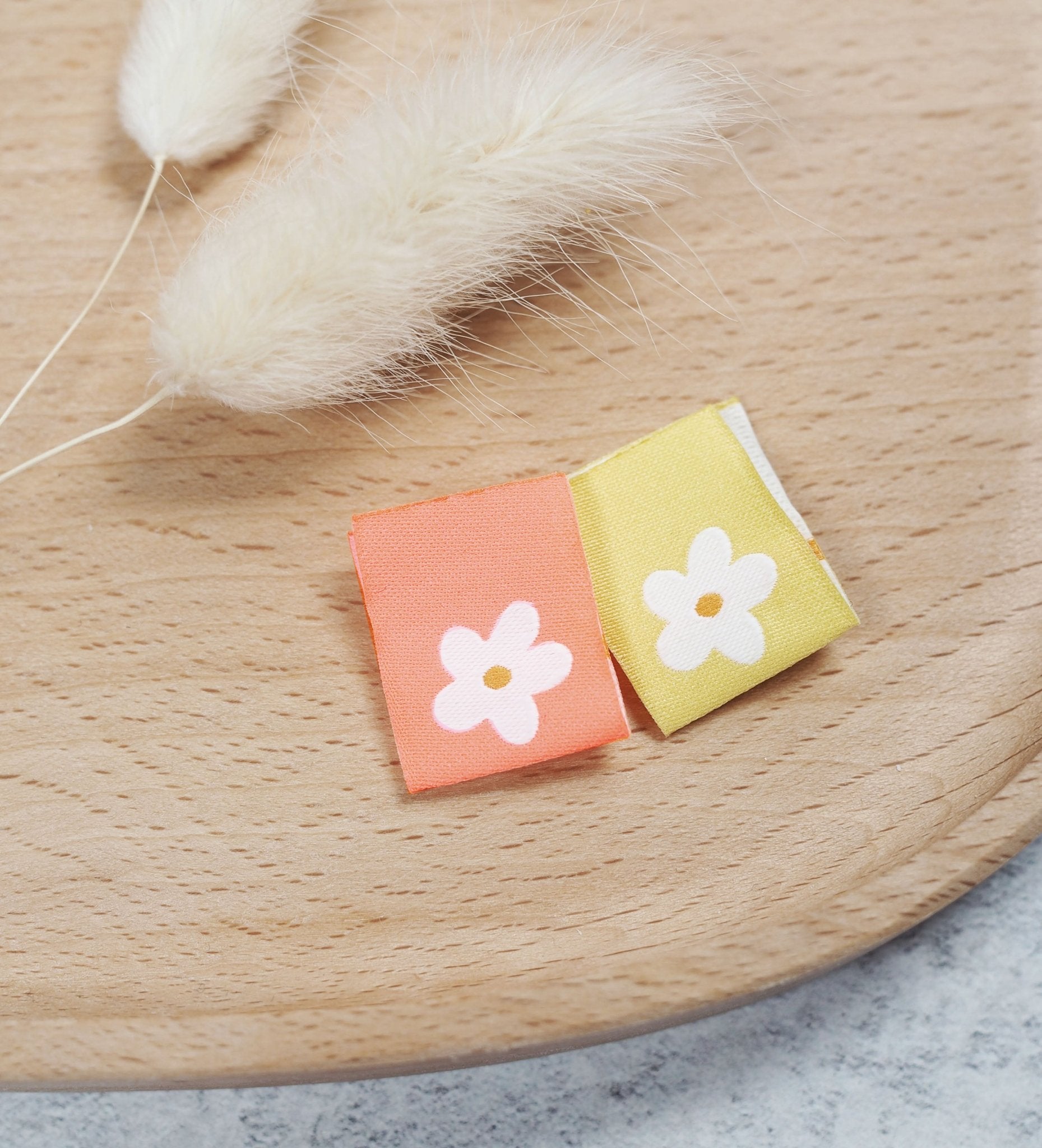 paul-clara-weblabels-blume-neonorange-klapp-etikett image 2