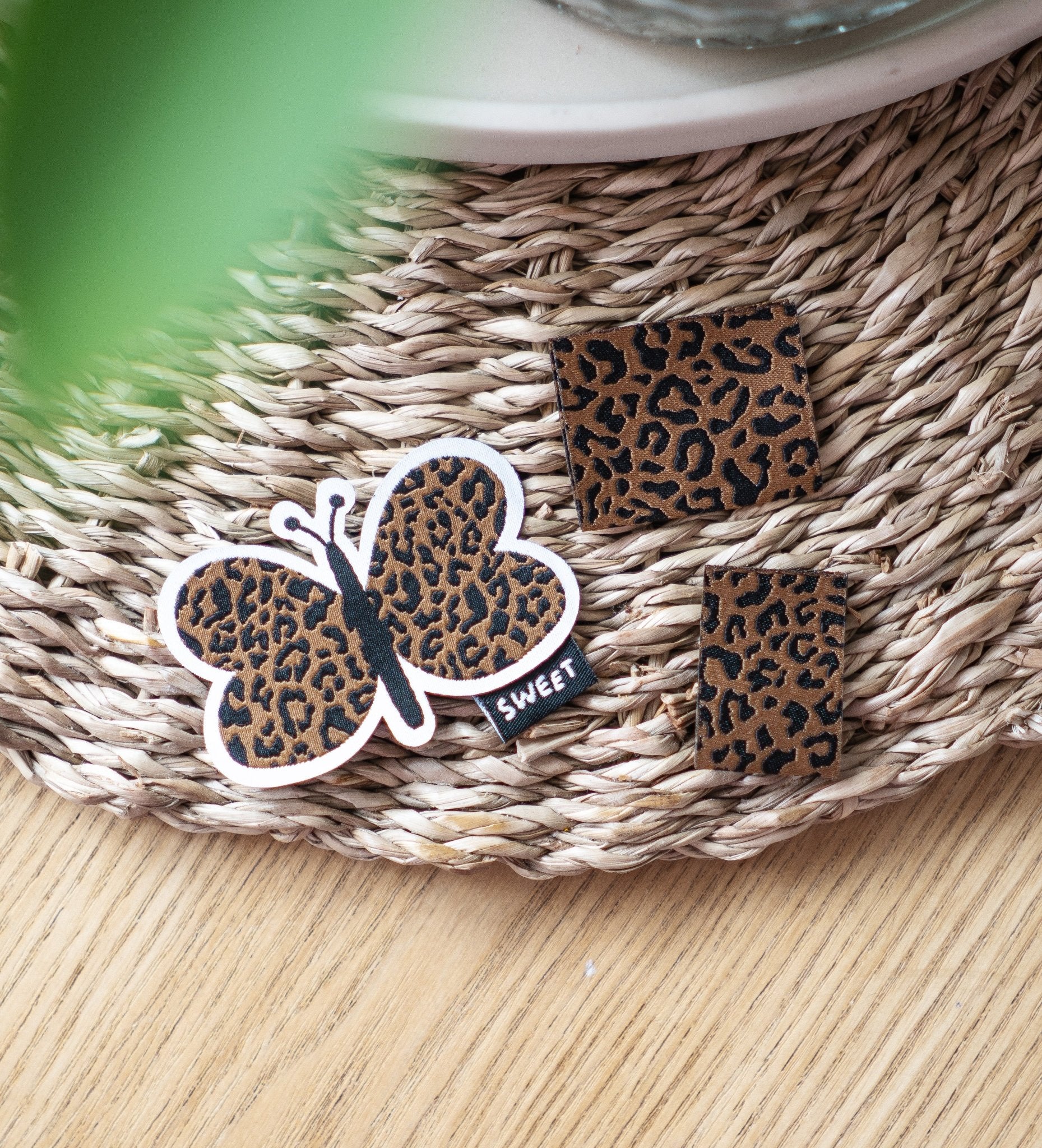 paul-clara-weblabels-klapp-label-leo-n-hetikett-braun image 3